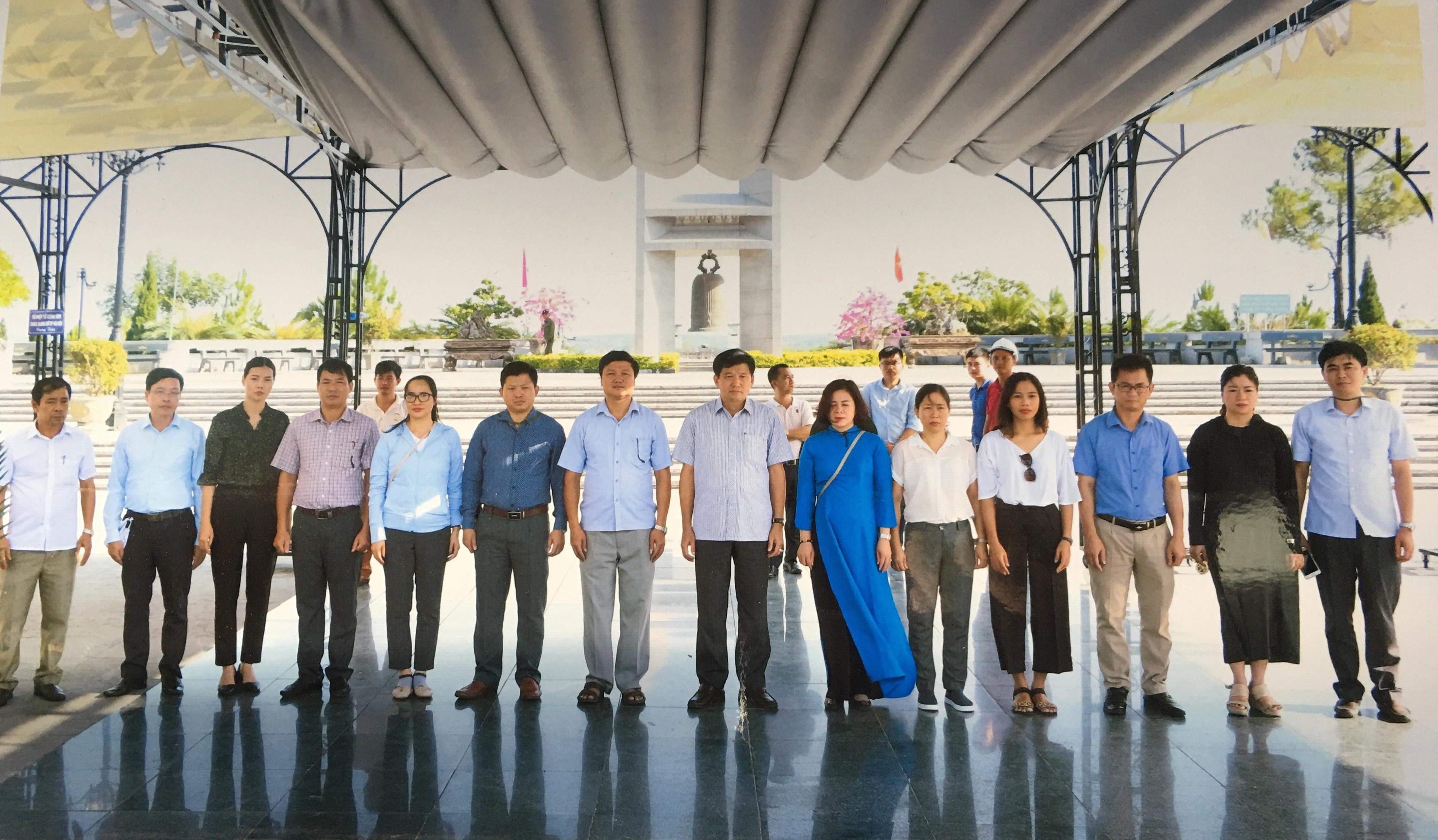 Đoàn cán bộ Ban Tuyên giáo Tỉnh ủy dâng hương tại Nghĩa trang Liệt sỹ Quốc gia Trường Sơn. Ảnh: Phan Thành