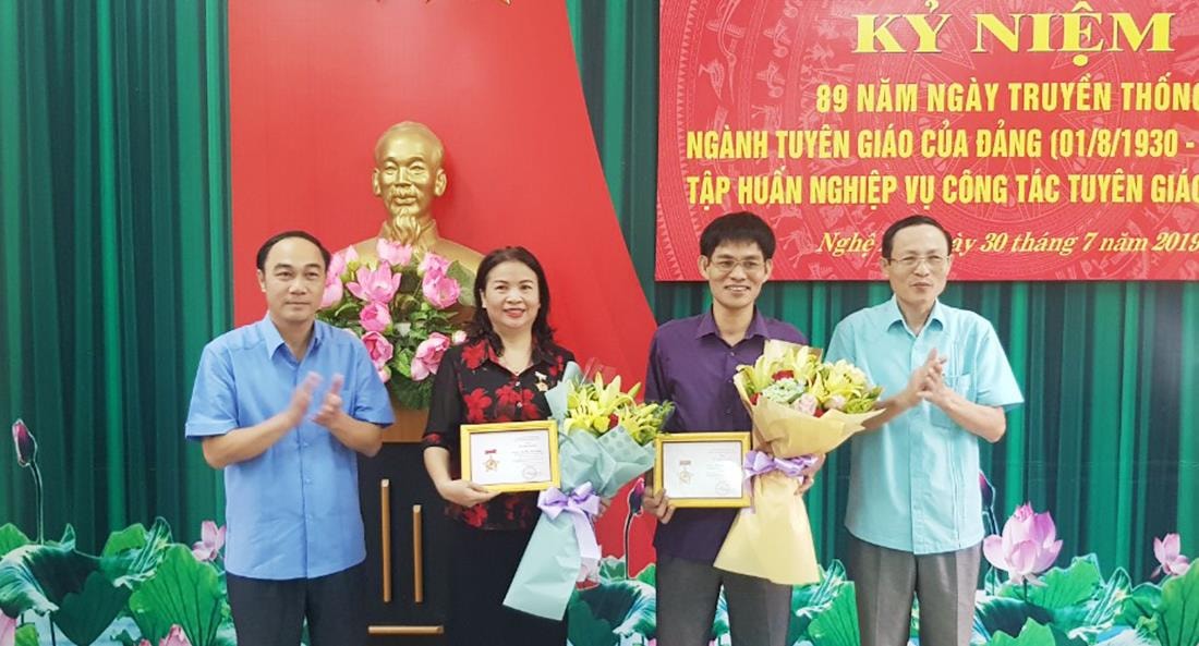Trao Kỷ niệm chương Vì sự nghiệp Tuyên giáo cho các đồng chí: Chu Bá Long - Phó Bí thư Đảng ủy Khối và Lê Thị Kim Oanh - Ủy viên Ban Thường vụ, Trưởng ban Tuyên giáo Đảng ủy Khối.  Ảnh: Quốc Đạt
