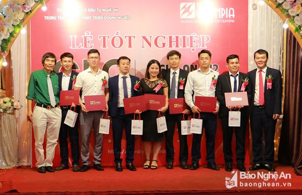 Trao Chứng nhận tốt nghiệp khóa đào tạo Giám đốc điều hành CEO khóa 12 tại Nghệ An. Ảnh tư liệu: Lâm Tùng