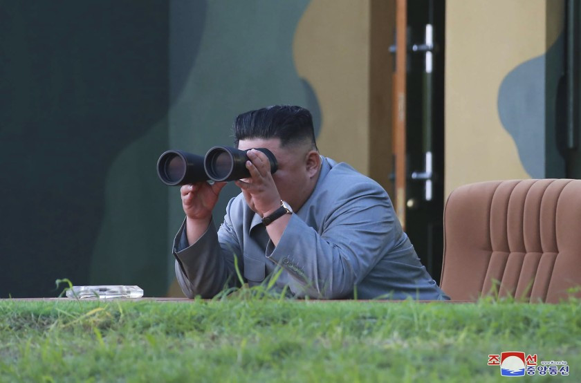 Nhà lãnh đạo Triều Tiên Kim Jong-un giám sát vụ thử tên lửa. Ảnh: KCNA