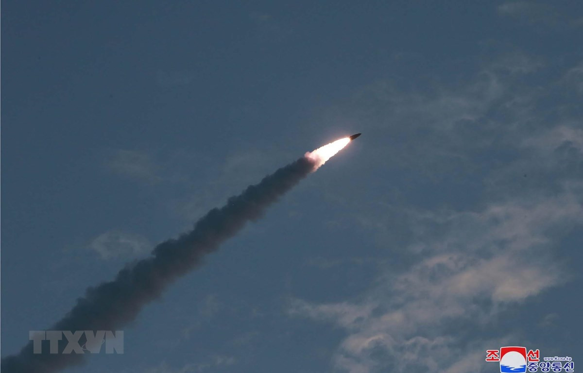 Một tên lửa dẫn đường chiến thuật mới được Triều Tiên phóng thử gần thị trấn ven biển phía Đông Wonsan, được công bố hôm 26/7. Ảnh: Yonhap/TTXVN