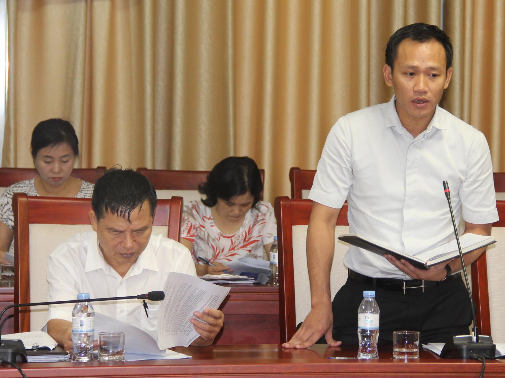 Đồng chí Trần Viết Dũng - Phó Giám đốc Sở Tài chính phát biểu tại cuộc họp. Ảnh: Văn Trường