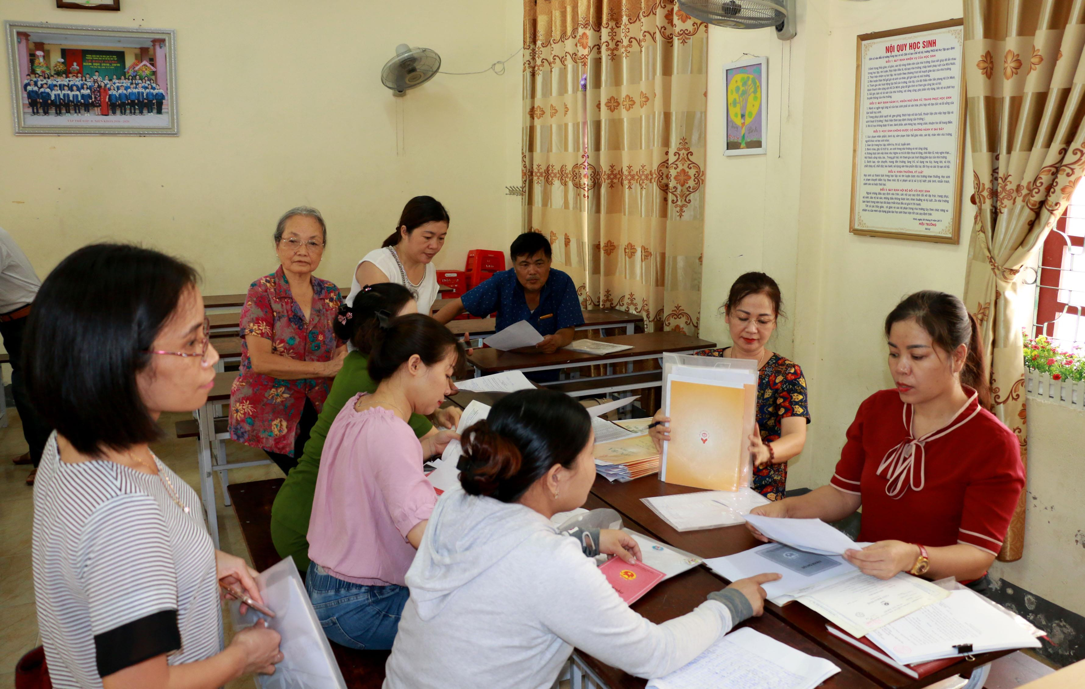 Năm nay, Phòng Giáo dục và Đào tạo thành phố Vinh có nhiều đổi mới trong công tác tuyển sinh đầu cấp.  Trong đó, sẽ bốc thăm chọn lớp, chọn giáo viên chủ nhiệm.Ảnh: Mỹ Hà.