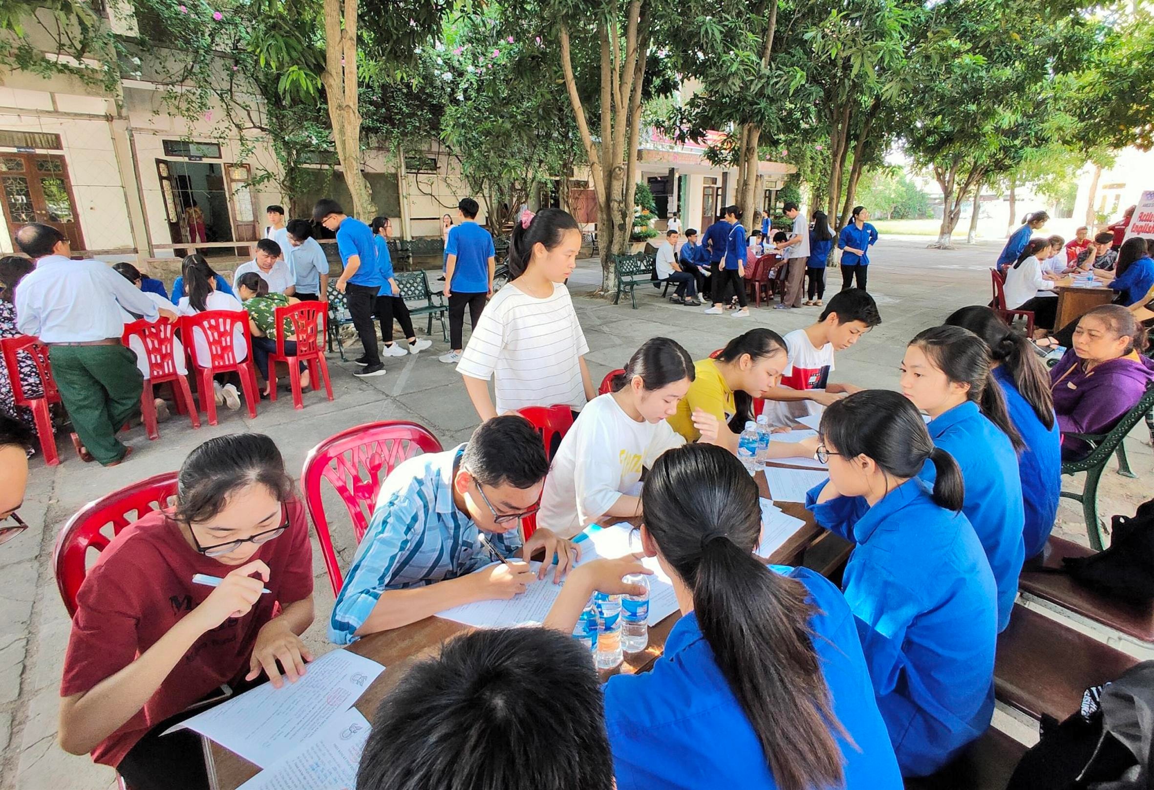 Đoàn Thanh niên tình nguyện thành phố Vinh hỗ trợ thí sinh nhập học tại một điểm trường. Ảnh: Mỹ Hà