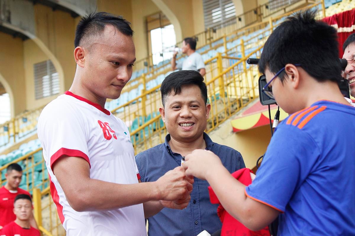 Rời SLNA, Trọng Hoàng thi đấu đầy ấn tượng trong màu áo CLB Viettel và ĐTQG, anh vẫn là ngôi sao hàng đầu của bóng đá Việt Nam và nhận được sự yêu mến của đông đảo người hâm mộ. Ảnh: Trung Kiên