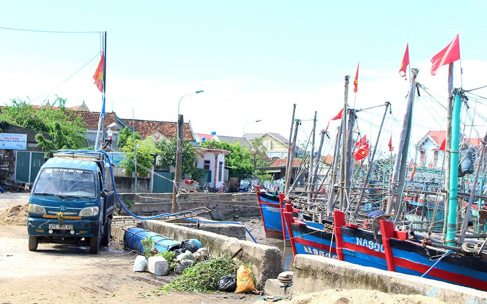 Quỳnh Lưu có hơn 900 tàu cá đánh bắt xa bờ, mỗi chuyến vươn khơi mỗi tàu cần khoảng 10 - 15 khối nước ngọt. Ảnh: Việt Hùng