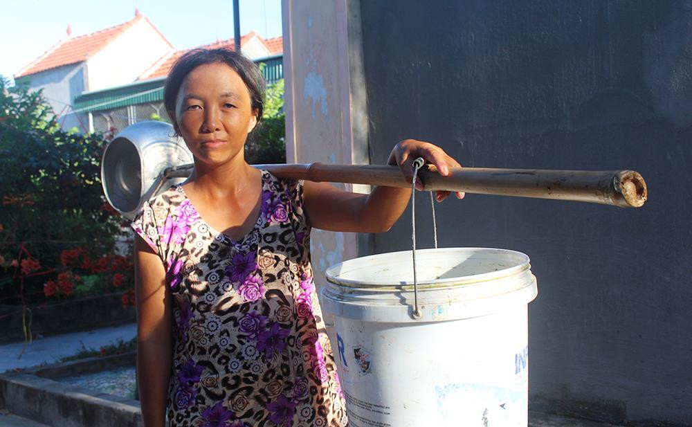 Suốt 12 năm qua, chị Nguyễn Thị Minh ở xã Sơn Hải (Quỳnh Lưu) phải đi gánh nước ngọt từ nơi khác về sử dụng hàng ngày. Ảnh: V.H