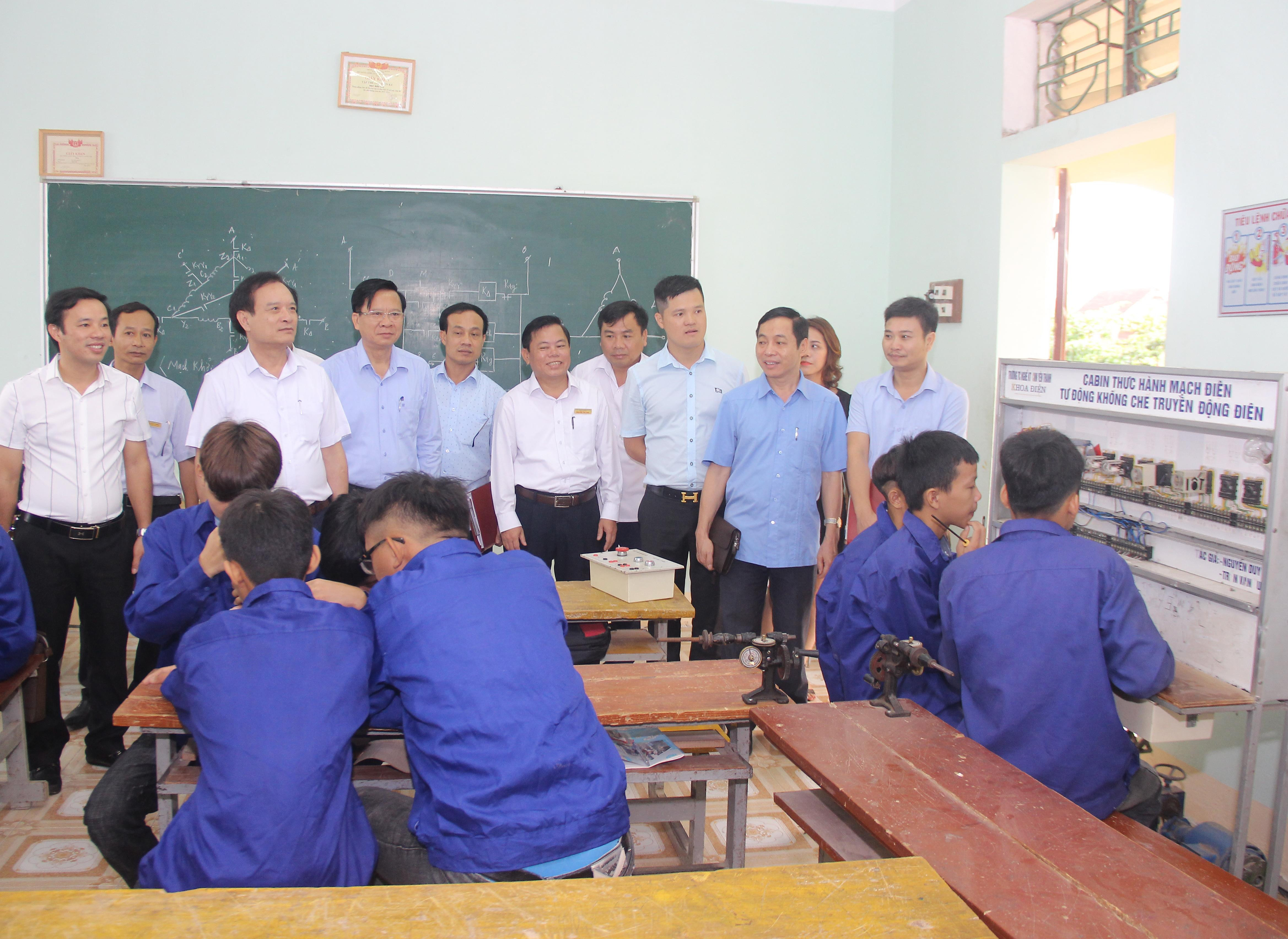 Đoàn kiểm tra khảo sát một lớp học tại Trường trung cấp kỷ thuật Yên Thành. Ảnh: Mai Hoa