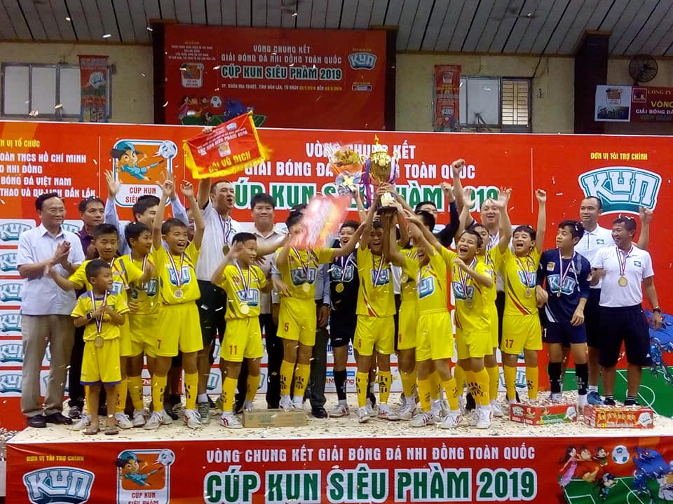 Các cầu thủ U11 SLNA nâng cao cúp vô địch Giải bóng đá nhi đồng toàn quốc. Ảnh; BTC Giải bóng đá Nhi đồng toàn quốc. 