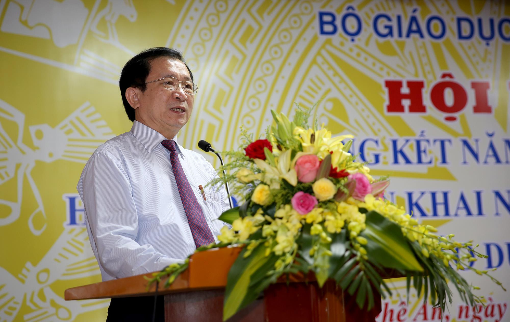 Phó Chủ tịch UBND tỉnh Đinh Viết Hồng phát biểu chào mừng hội nghị tổng kết. Ảnh: Đức Anh