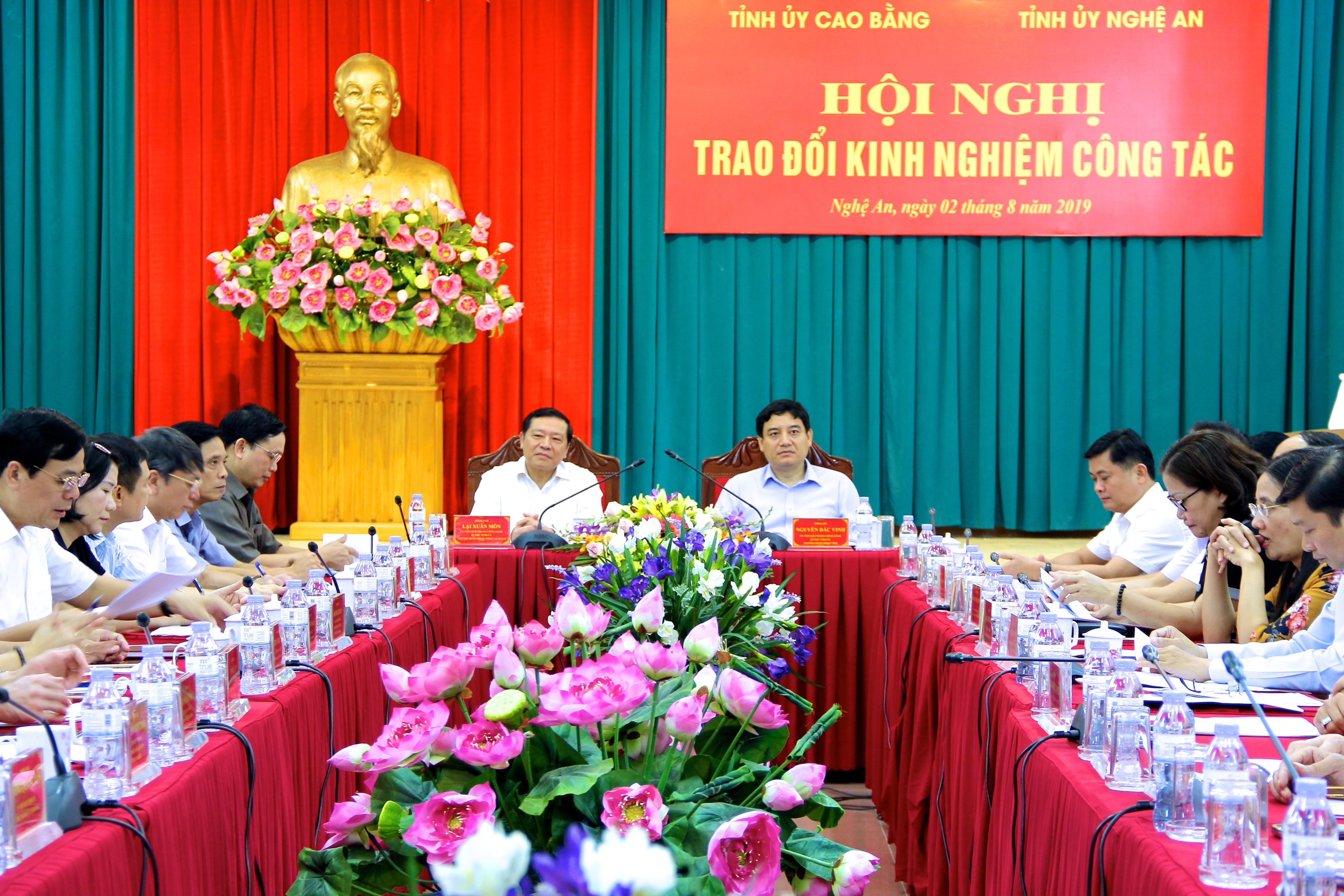 Bí thư Tỉnh ủy Nghệ An Nguyễn Đắc Vinh và Bí thư Tỉnh ủy Cao Bằng chủ trì hội nghị. Ảnh: Mỹ Nga 