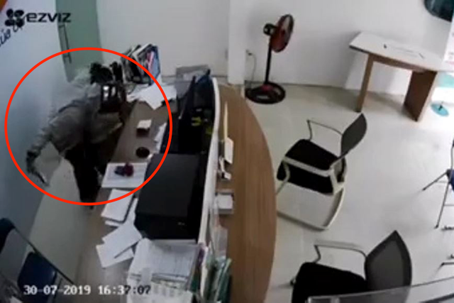 Thanh niên cầm dao khống chế nữ nhân viên trong cửa hàng Viettel (Ảnh cắt từ clip)