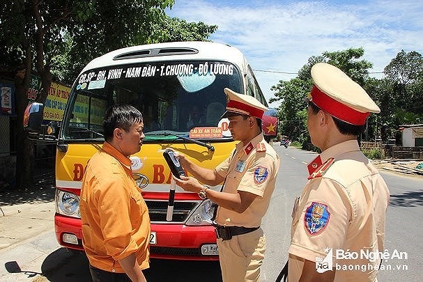 Lực lượng CSGT kiểm tra nồng độ cồn của lái xe bus. Ảnh tư liệu