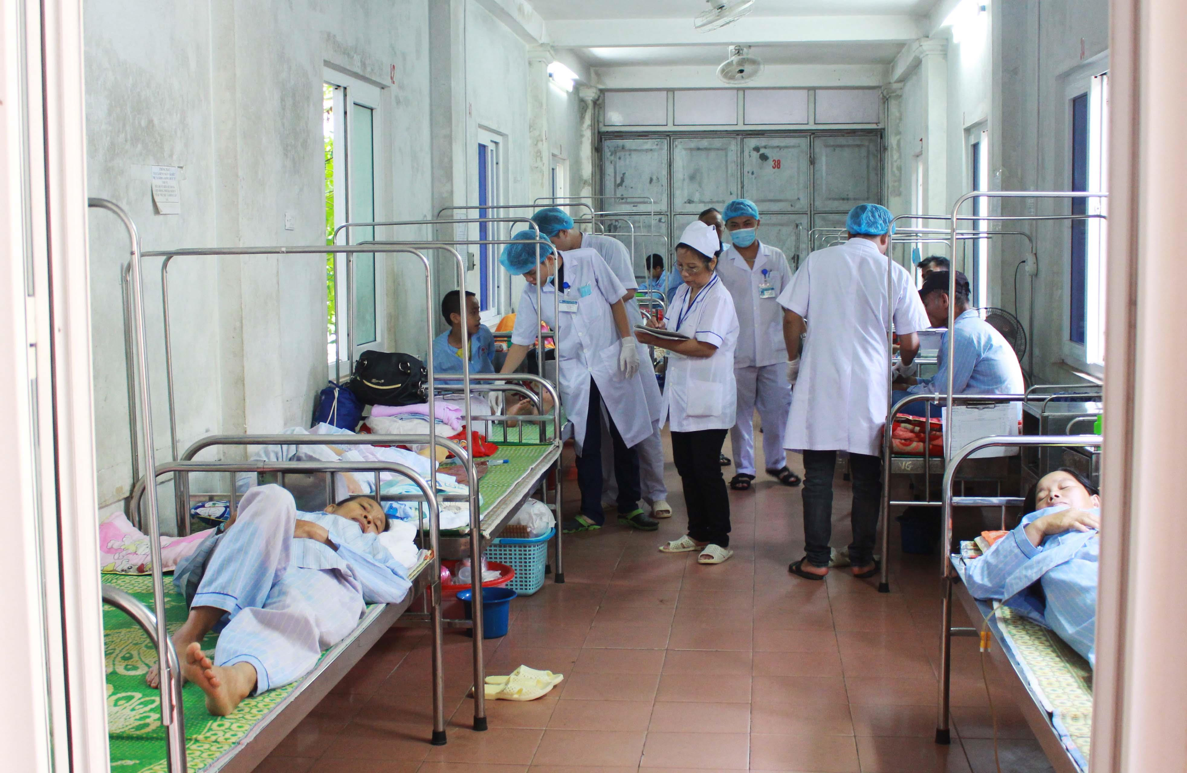 Hành lang của bệnh viện được cơi nới làm thành phòng bệnh phục vụ nhu cầu khám chữa bệnh cho bệnh nhân. Ảnh: Phương Thúy