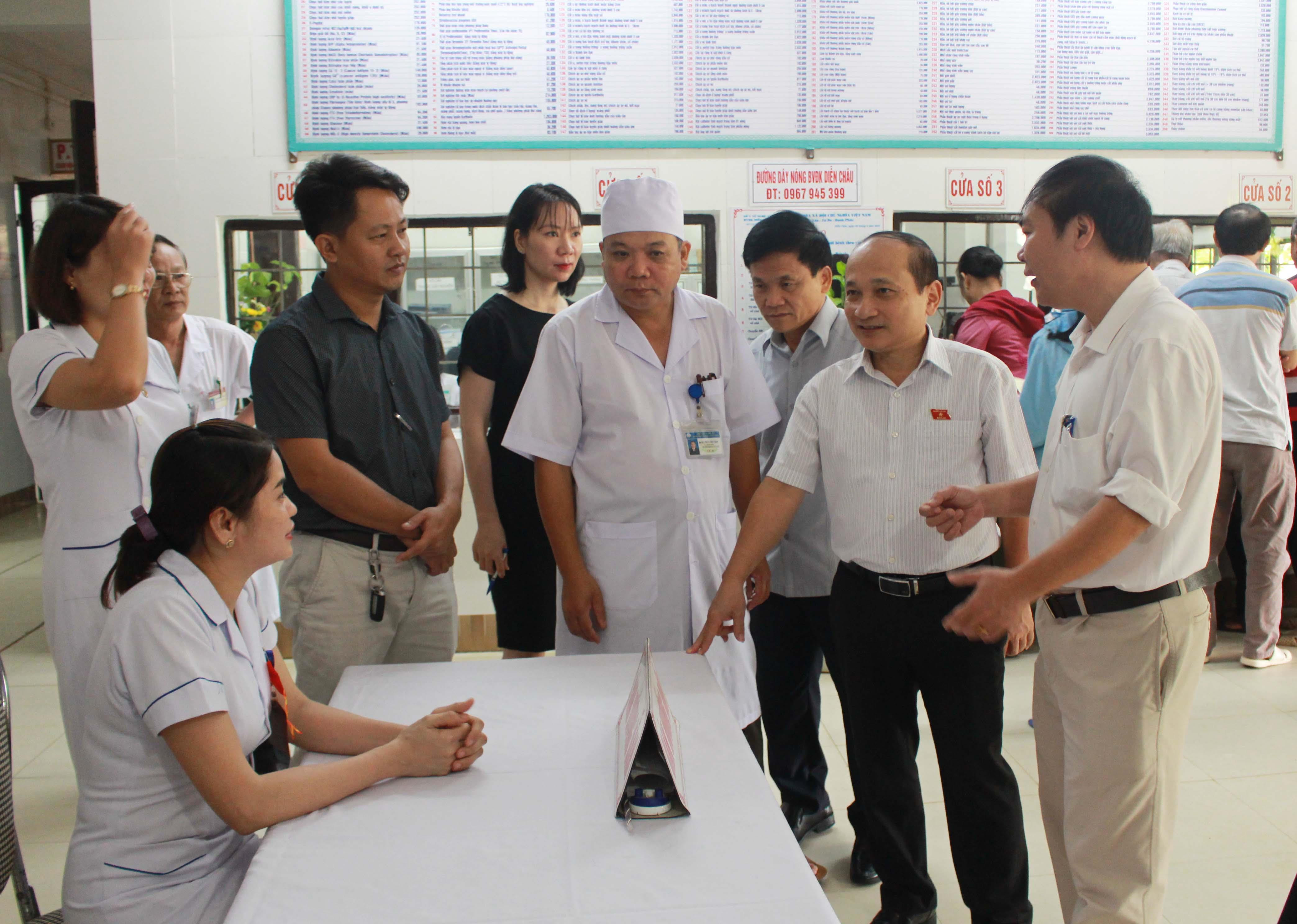 Đoàn giám sát thị sát cơ sở vật chất của Bệnh viện Đa khoa huyện Diễn Châu. Ảnh: Phương Thúy