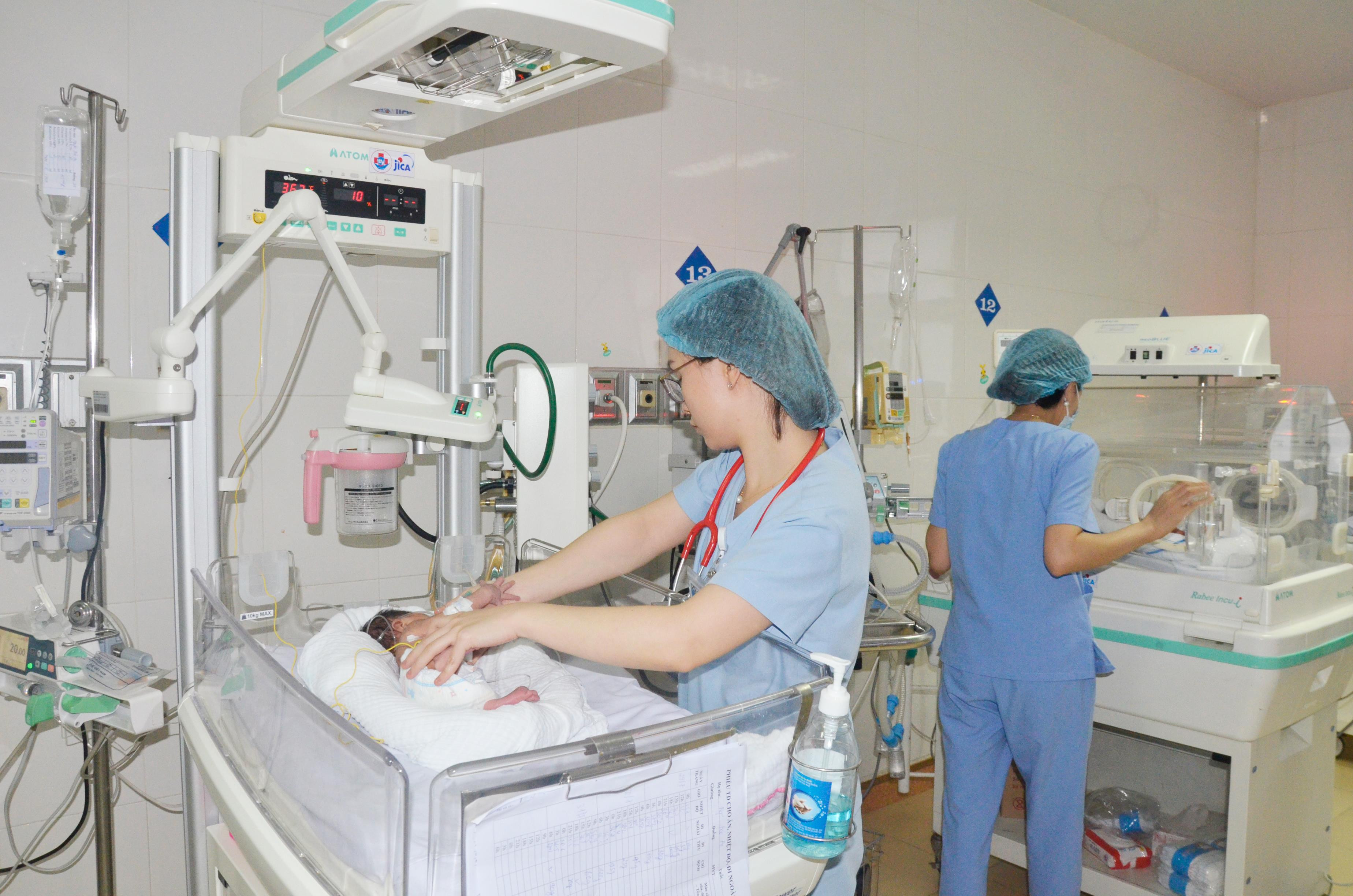 Chăm sóc trẻ sơ sinh đặc biệt tại Bệnh viện Sản Nhi Nghệ An. Ảnh: Thanh Lê