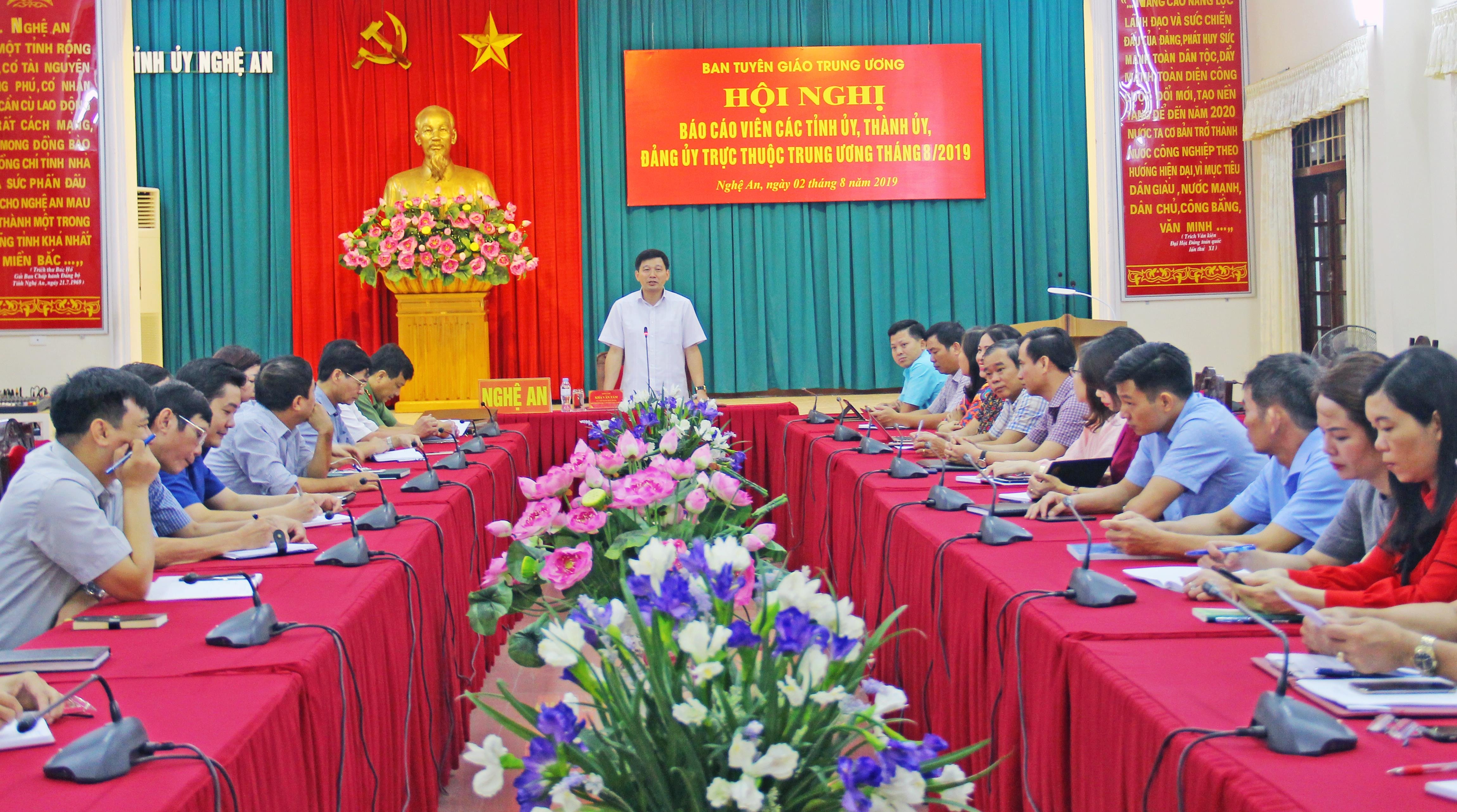 Tại điểm cầu tỉnh Nghệ An, đồng chí Kha Văn Tám - Ủy viên BCH Đảng bộ tỉnh, Phó Trưởng Ban Thường trực Ban Tuyên giáo Tỉnh ủy chủ trì. Ảnh: Thanh Quỳnh