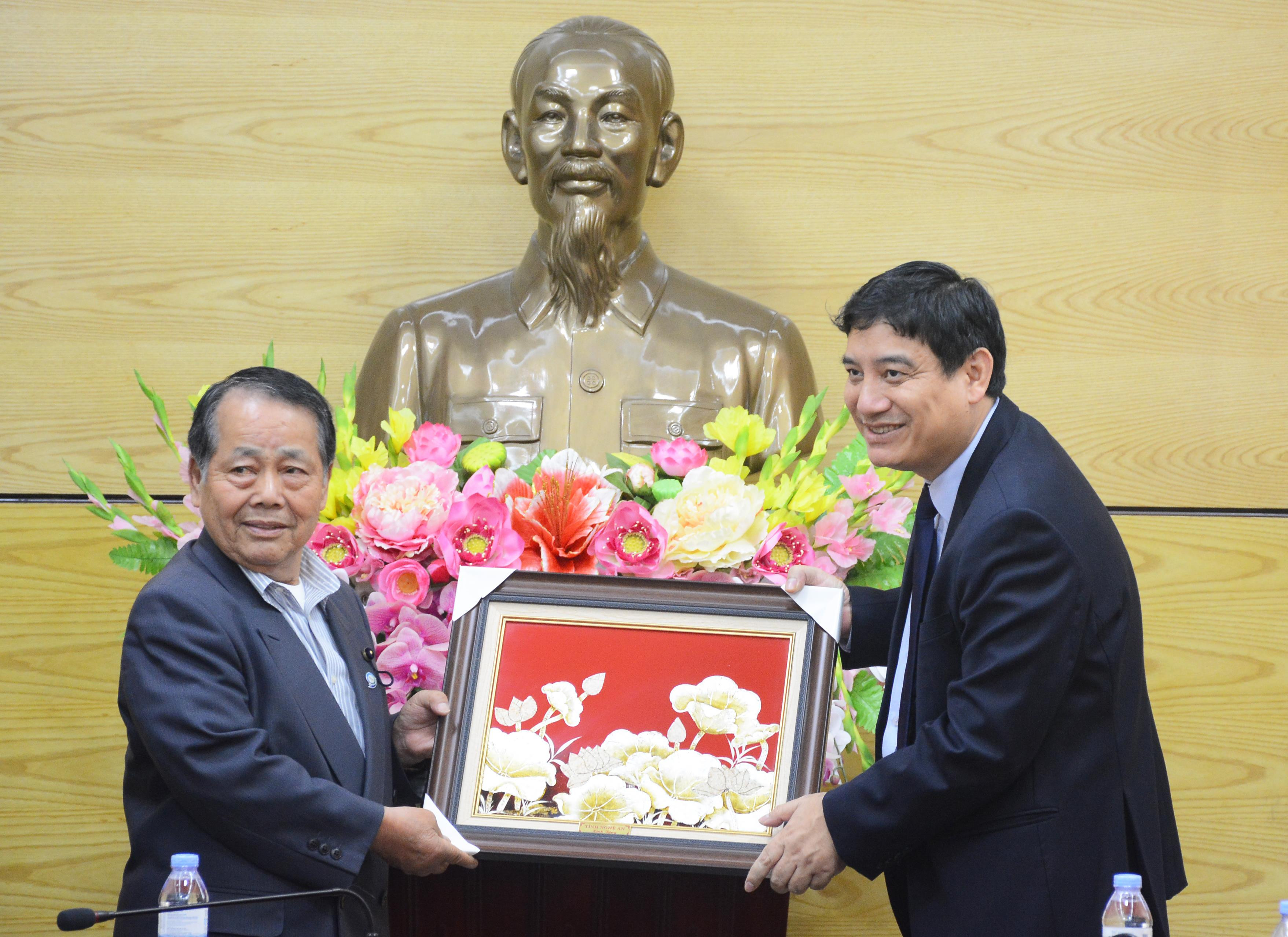 Lãnh đạo tỉnh Nghệ An trao quà cho đại diện đoàn công tác tỉnh Gifu. Ảnh: Thu Giang