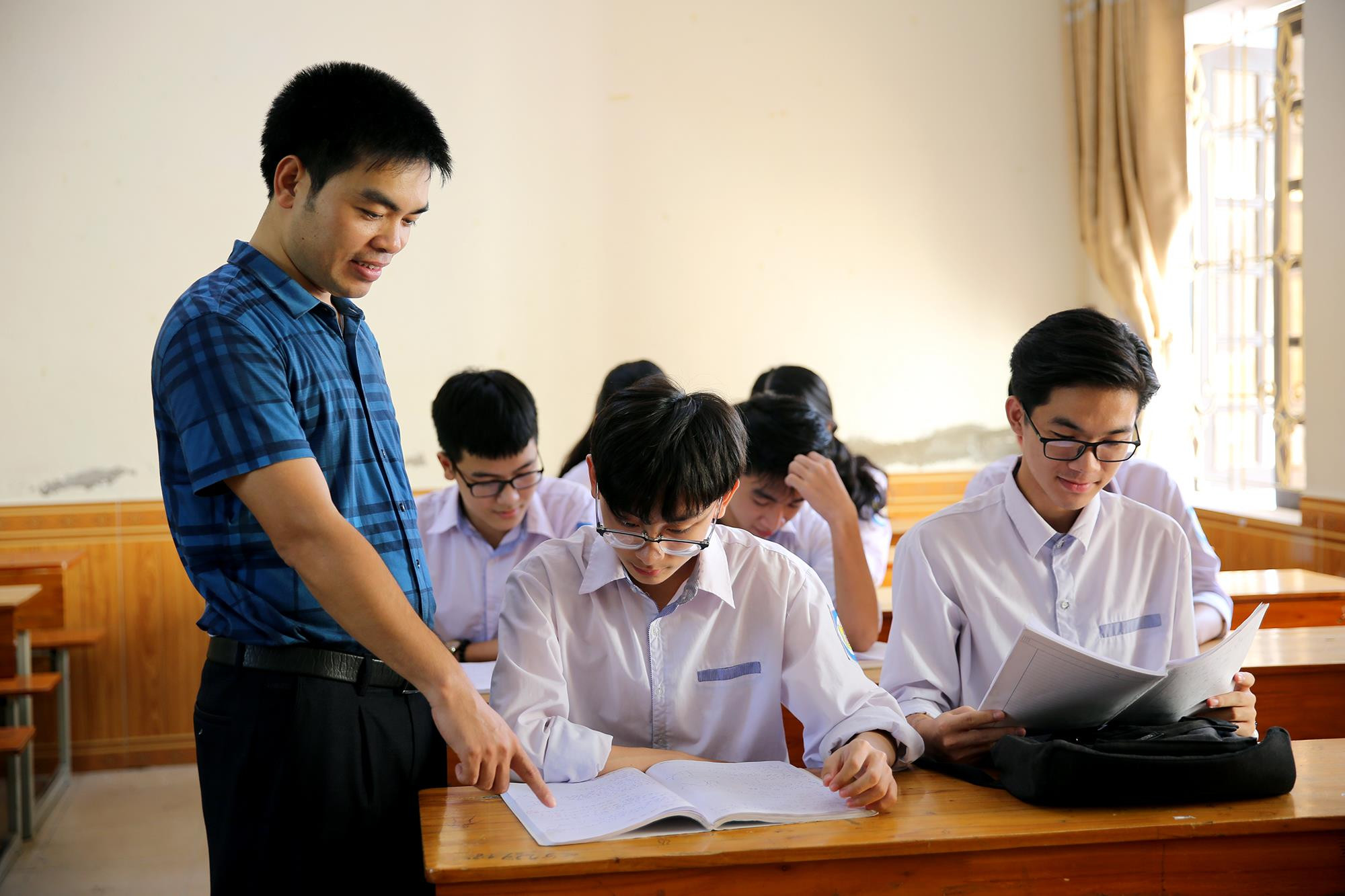 Tiết dạy bồi dưỡng của thầy giáo Hồ Sỹ Hùng tại Trường THPT chuyên Phan Bội Châu. Ảnh: NVCC