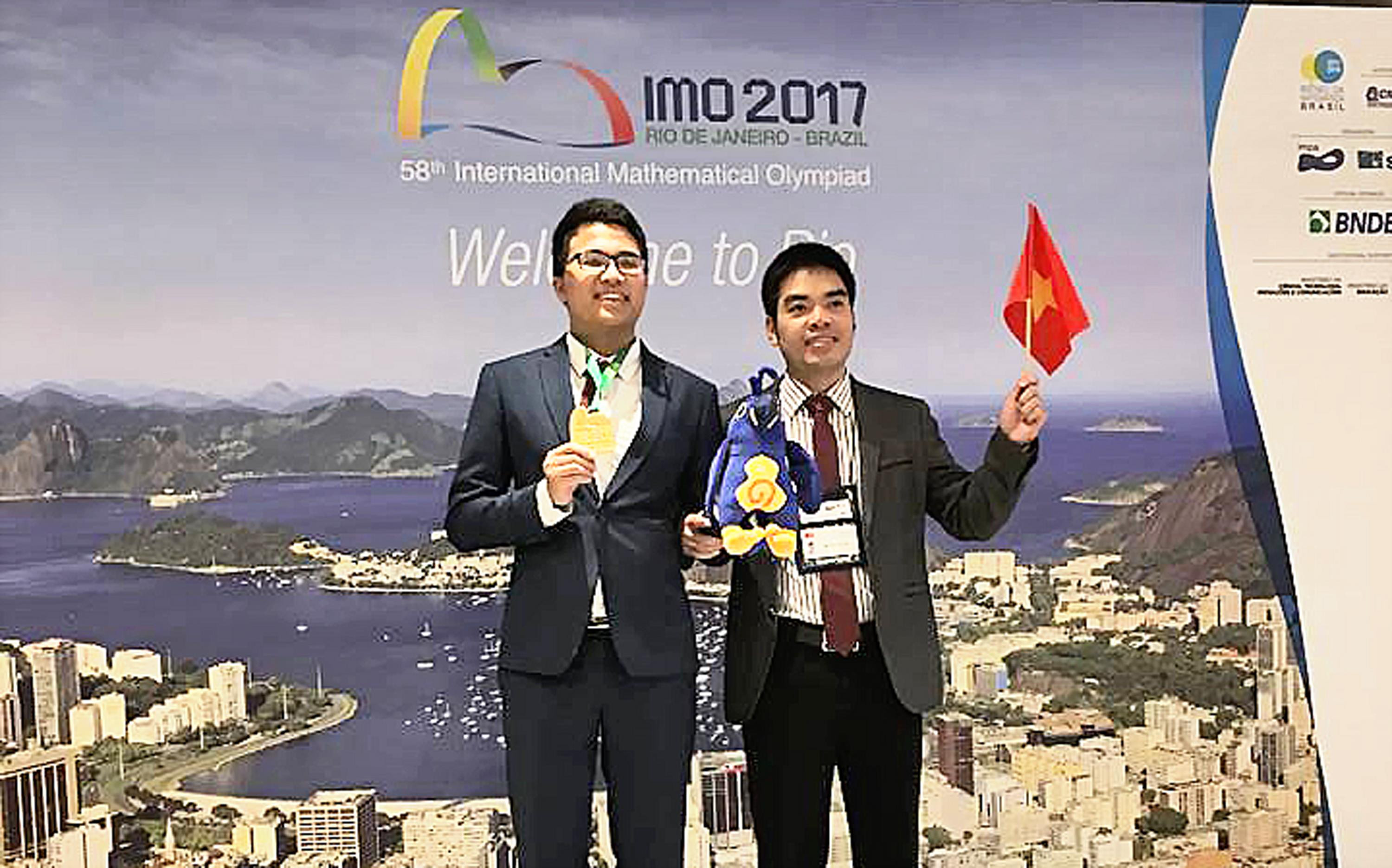 Thầy giáo Hồ Sỹ Hùng cùng với học sinh Nguyễn Cảnh Hoàng - Huy chương vàng Olympic Toán học quốc tế năm 2017 tại Brasil. Ảnh: NVCC