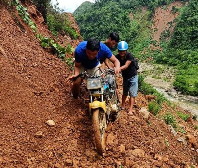 Việc di chuyển tại điểm sạt lở gặp khó khăn khi một lượng đất đá lớn đã tràn xuống đường 