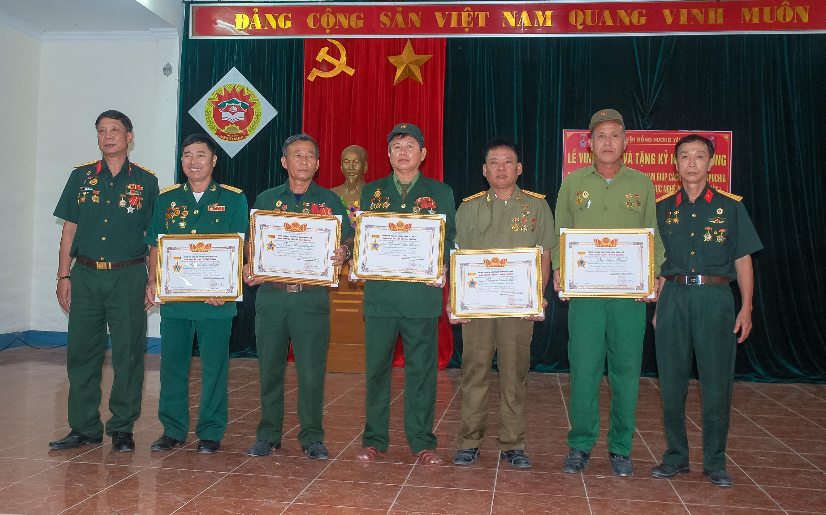 tặng kỷ niệm chương cho quân tình nguyện Việt Nam giúp cách mạng Campuchia 