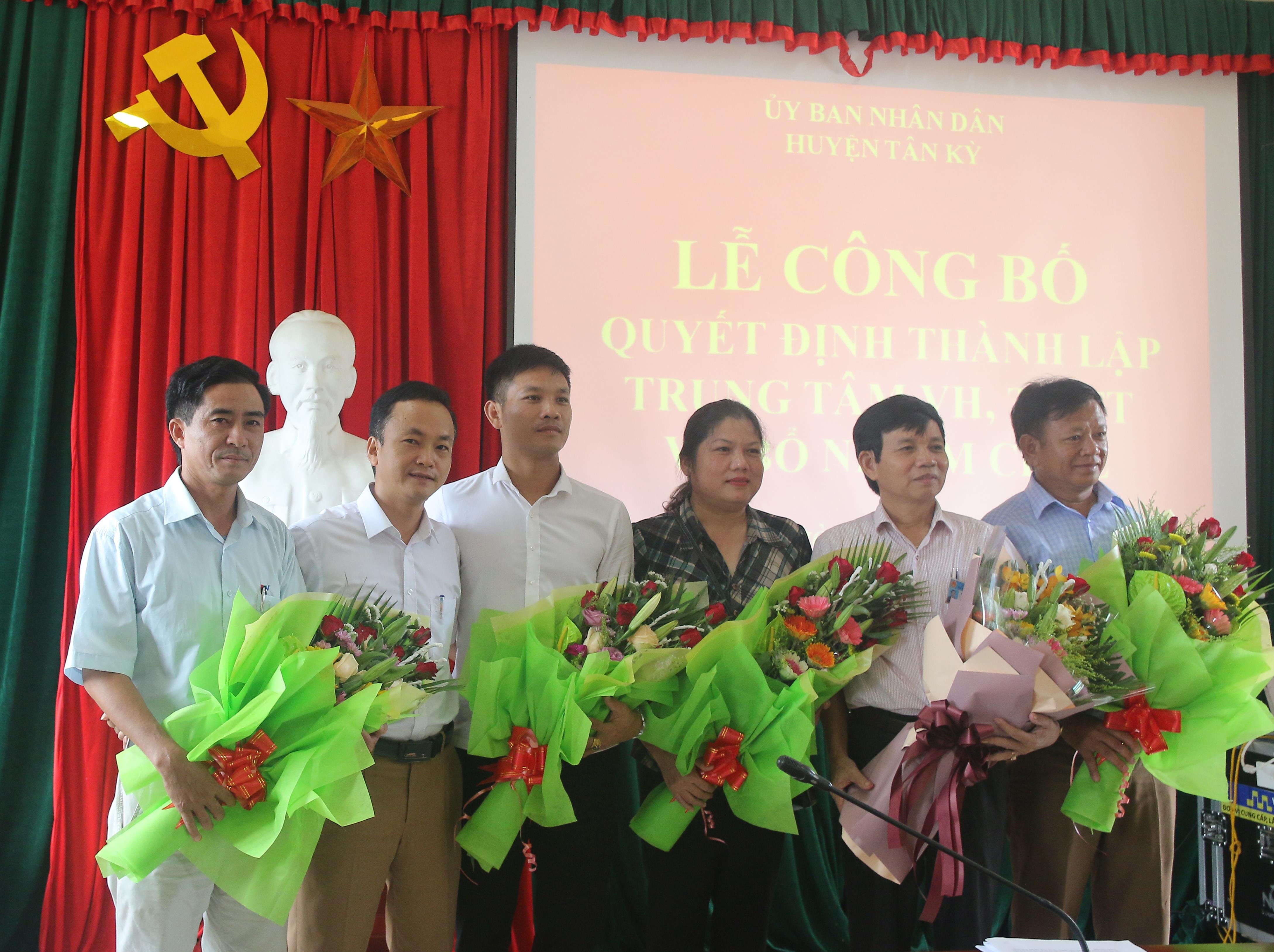Các đồng chí vừa được bổ nhiệm nhận hoa chúc mừng. Ảnh: Phương Thảo
