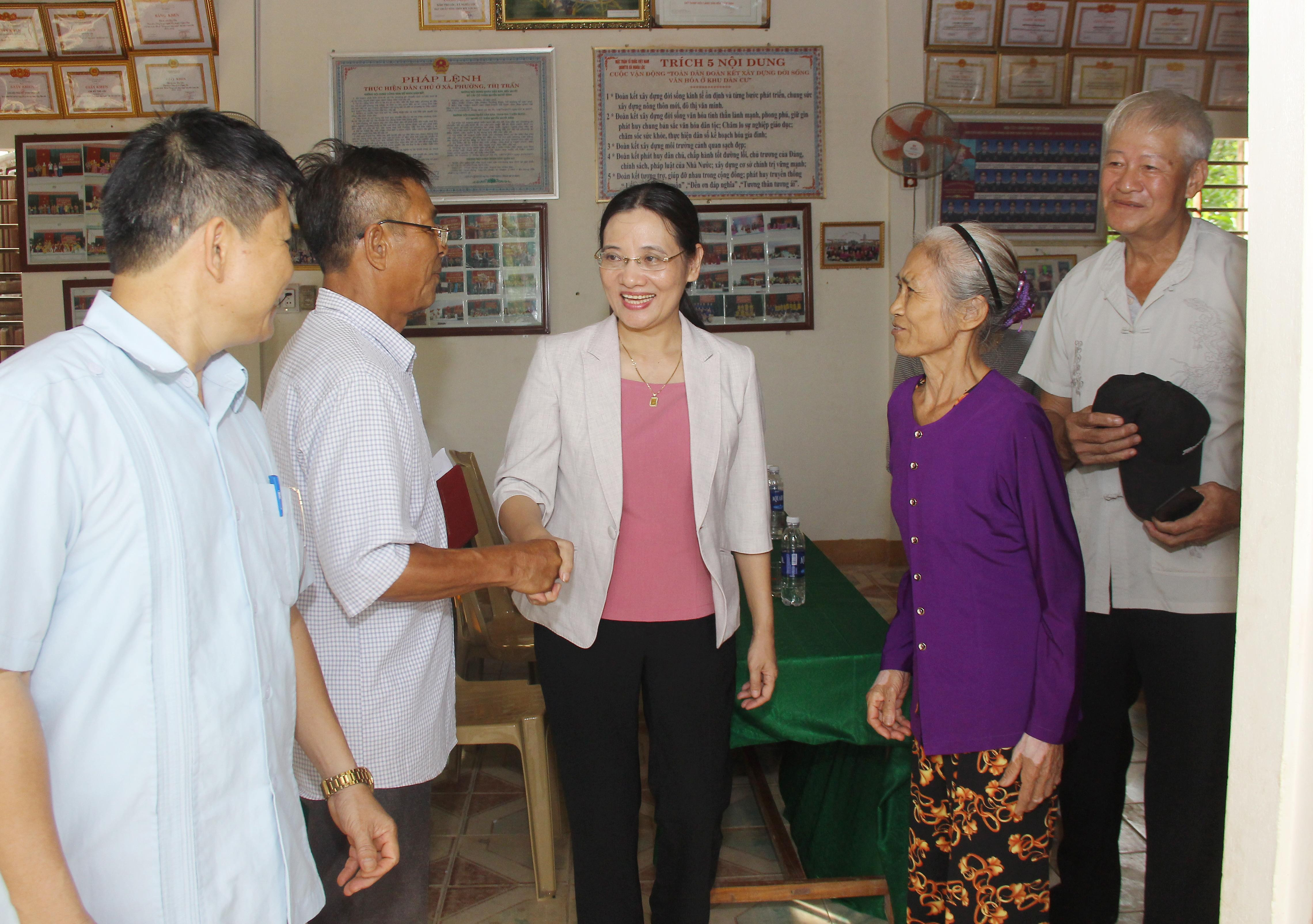 Đồng chí Cao Thị Hiền - Ủy viên Ban Thường vụ Tỉnh ủy, Phó Chủ tịch HĐND tỉnh tặng quỹ khuyến học cho xóm Hung Đông, xã Tây Hiếu, thị xã Thái Hòa. Ảnh: Mai Hoa