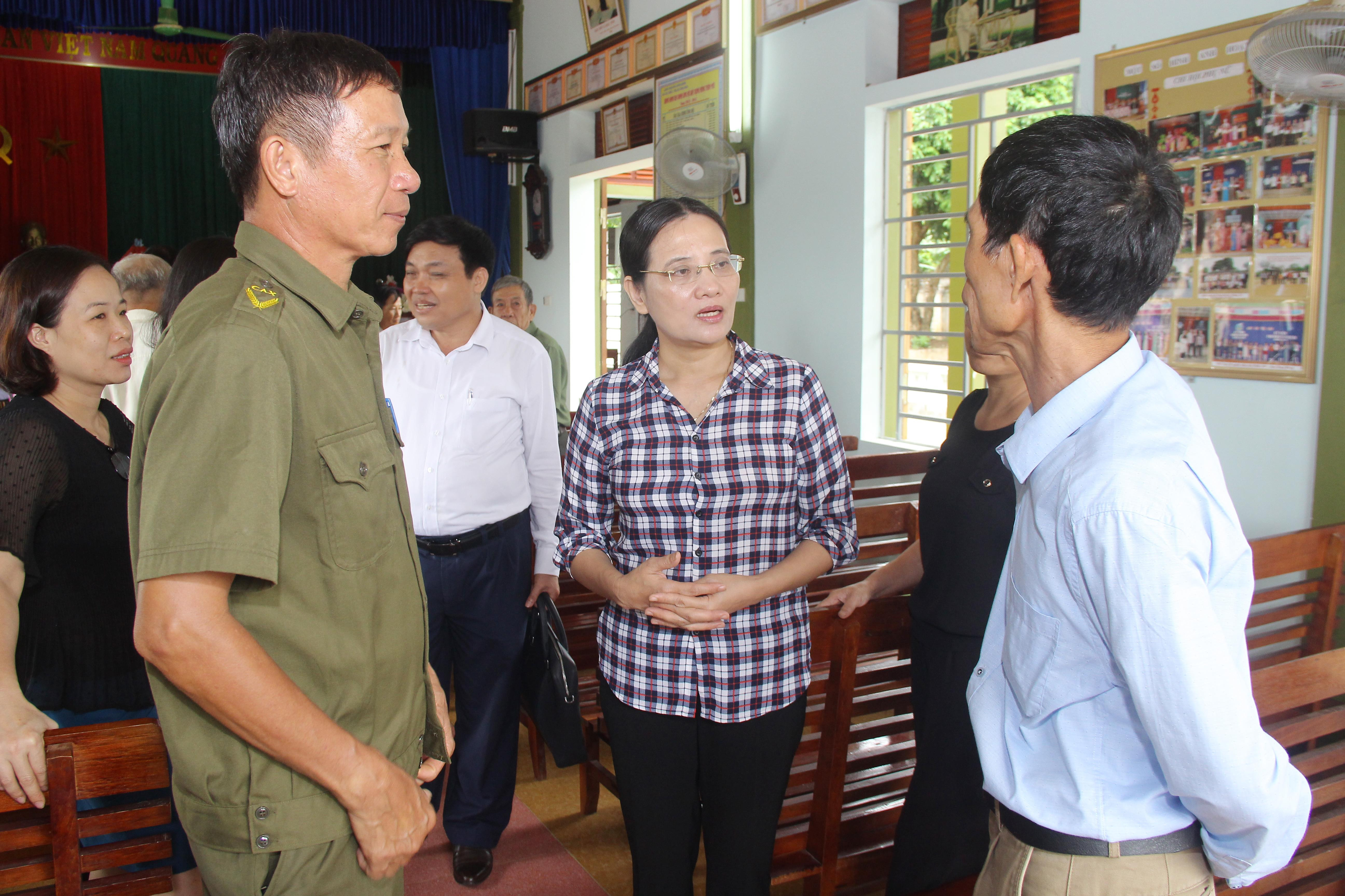 Đồng chí Cao Thị Hiền - Ủy viên Ban Thường vụ Tỉnh ủy, Phó Chủ tịch HĐND tỉnh trao đổi với các đảng viên chi bộ xóm Hung Đông, xã Tây Hiếu, thị xã Thái Hòa. Ảnh: Mai Hoa