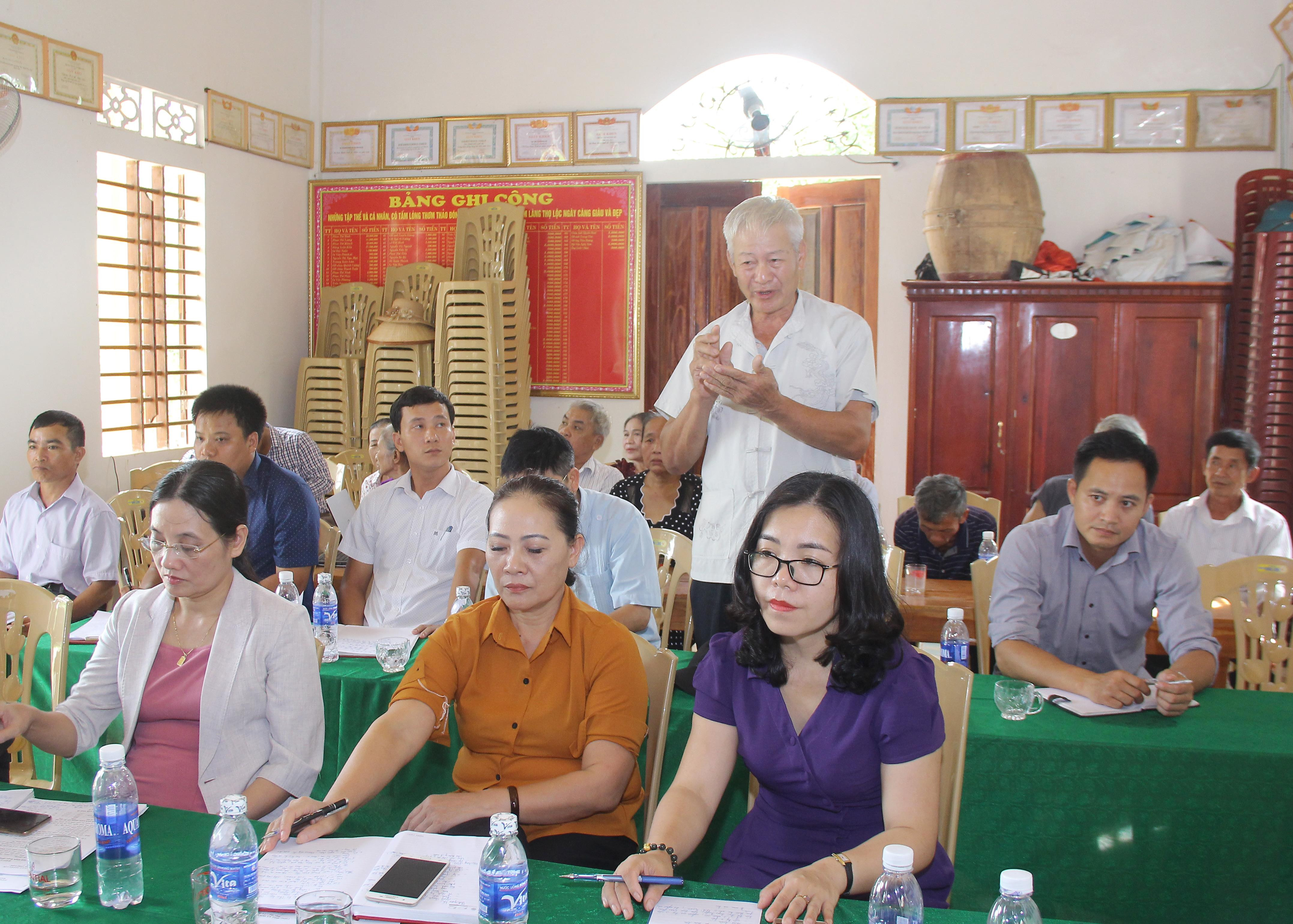 Đảng viên Trần Ngọc Long đề nghị Chi ủy, Chi bộ cần bàn bạc, đề ra giải pháp quyết liệt trong việc đấu tranh với tệ nạn nghiện hút ma túy đối với các trường hợp lao động đi làm ăn xa