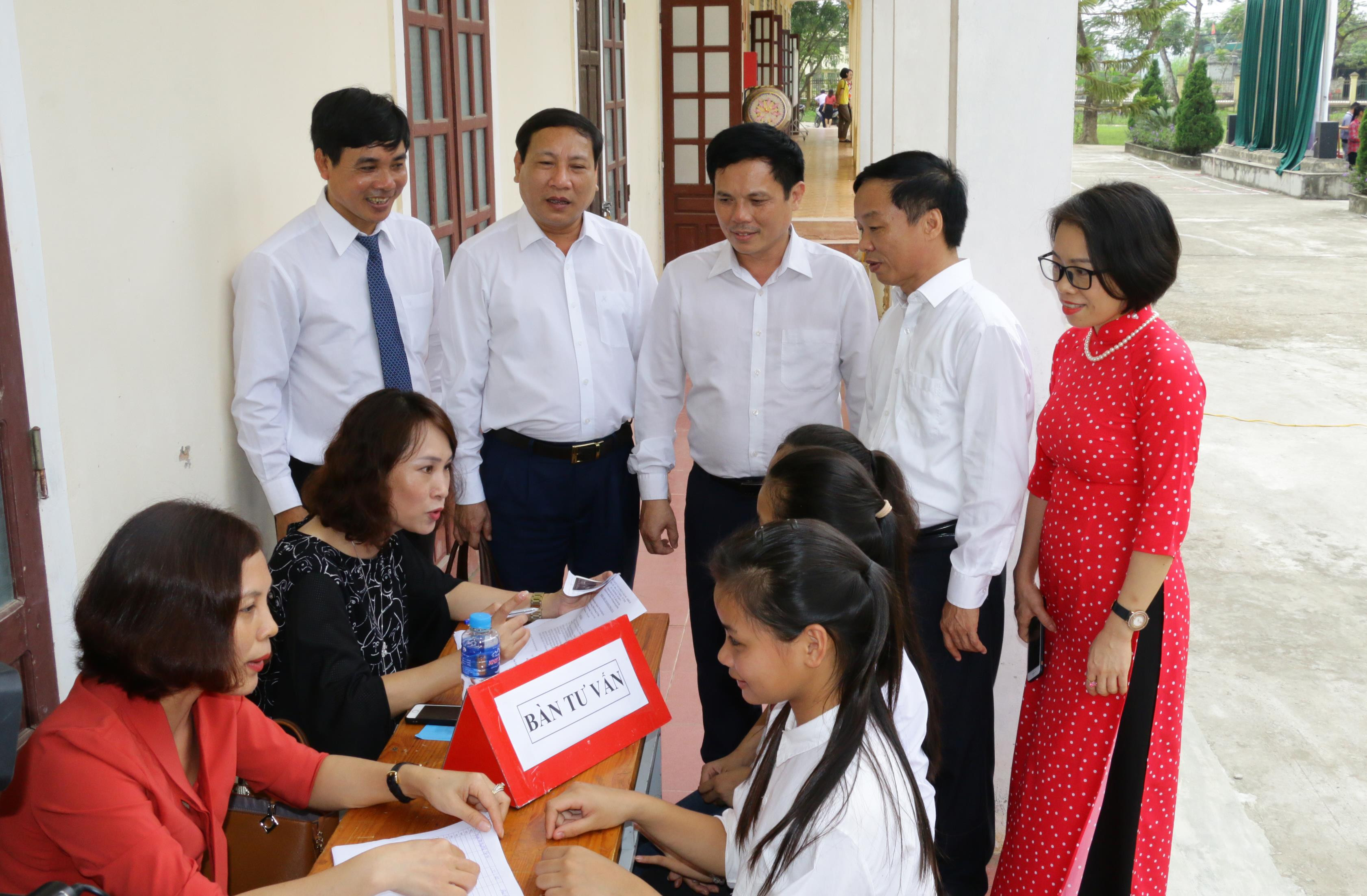 Lãnh đạo Tổng cục Dân số - KHHGĐ tham quan mô hình truyền thông về SKSS tại huyện Yên Thành. Ảnh: Mỹ Hà
