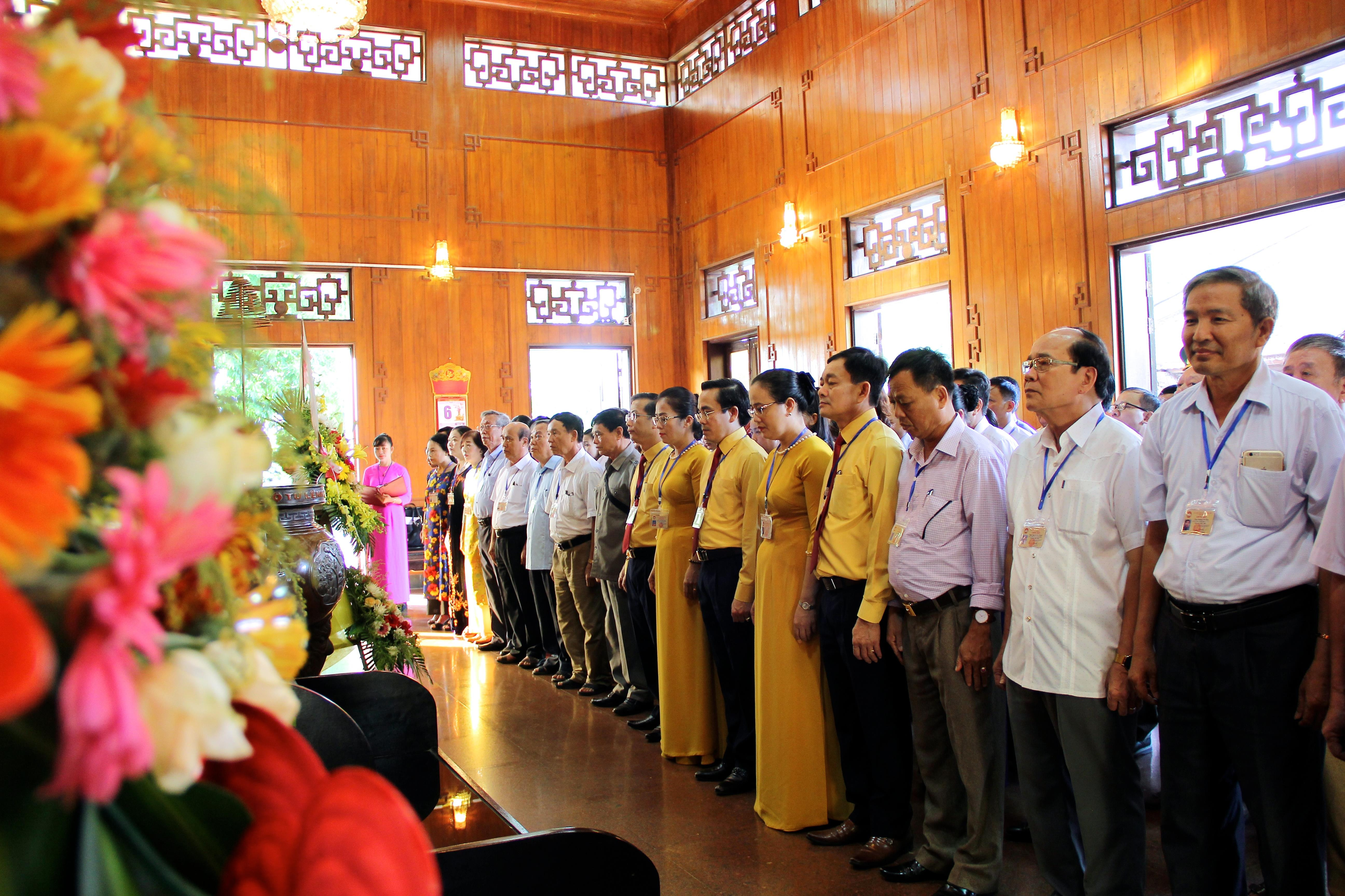 Đồng chí Võ Thị Minh Sinh cùng đoàn đại biểu thành kính tưởng niệm và bày tỏ lòng biết ơn, kính trọng sâu sắc đối với Chủ tịch Hồ Chí Minh. Ảnh: Mỹ Nga