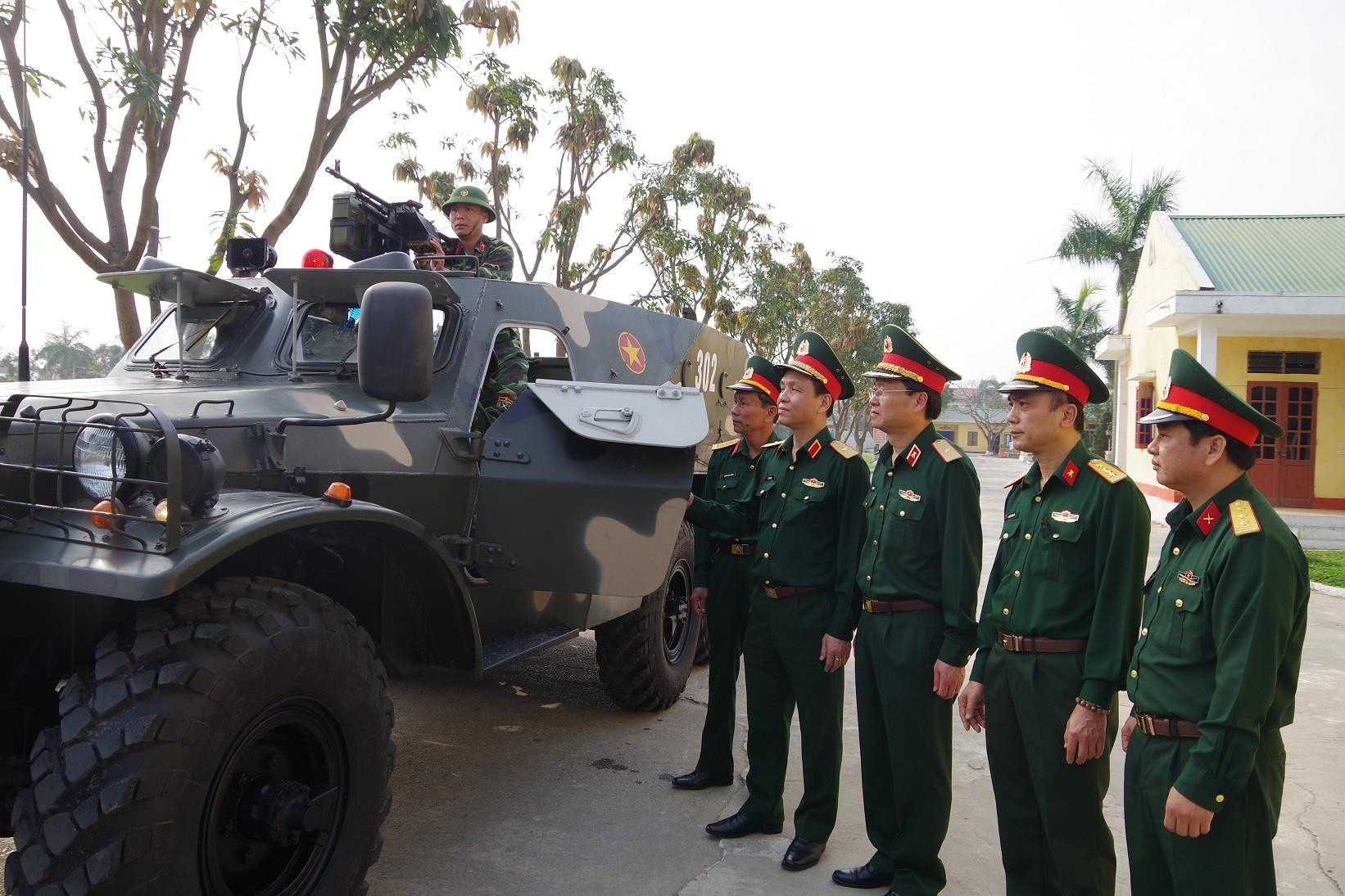 Thủ trưởng TCKT và Thiếu tướng Hà Tân Tiến, Phó Tư lệnh Quân khu 4 kiểm tra công tác SSCĐ của Đại đội thiết giáp BTR-152