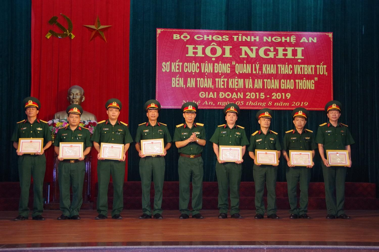 Đại tá Trần Văn Hùng, Ủy viên Ban thường vụ Tỉnh ủy, Chính ủy Bộ CHQS tỉnh trao Giấy khen cho 8 tập thể đạt thành tích xuất sắc trong thực hiện CVĐ 50 giai đoạn 2015-2019