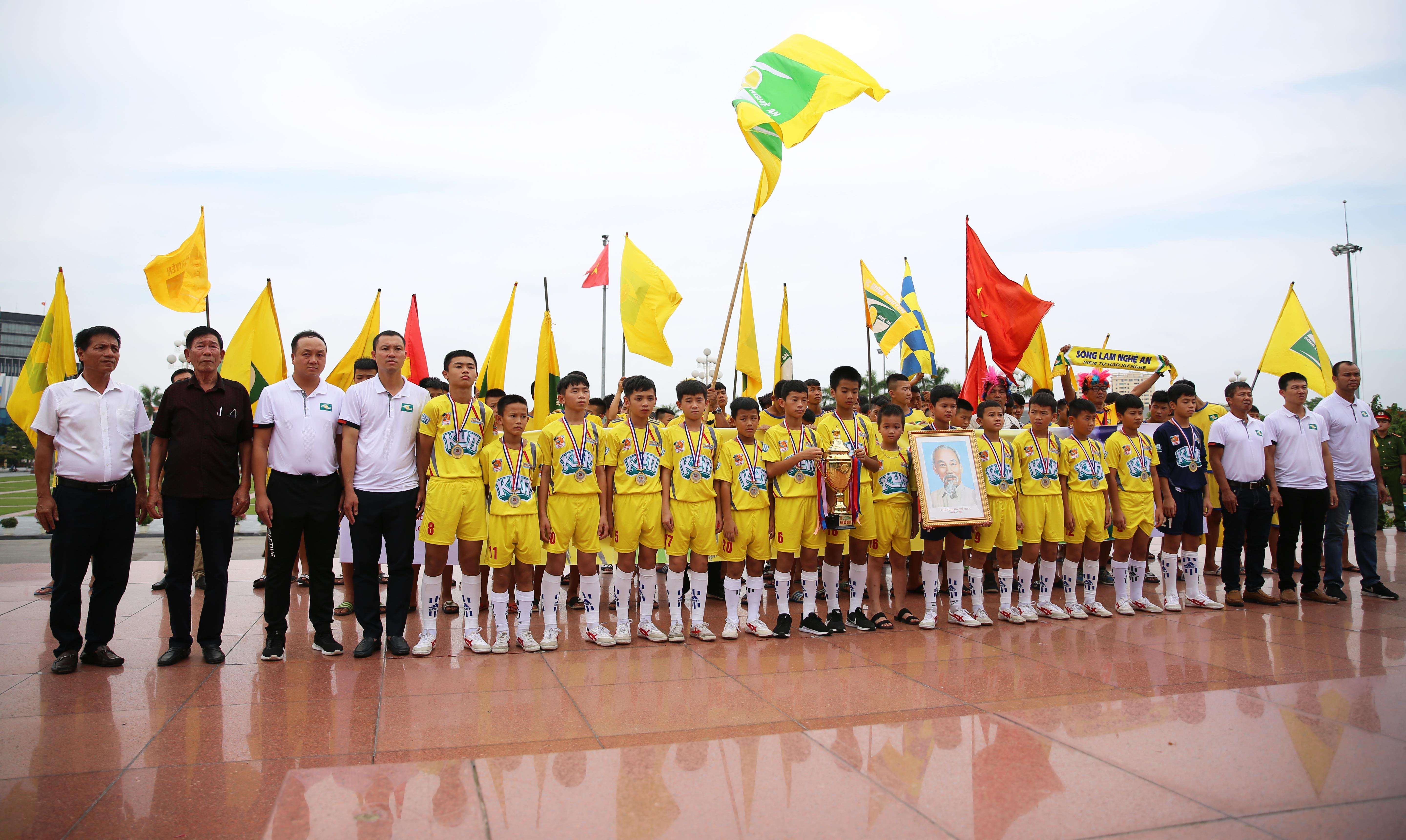Sau buổi diễu hành để ăn mừng chức vô địch, đội U11 SLNA dâng hoa, dâng hương báo công với Bác Hồ tại Quảng trường Hồ Chí Minh. Ảnh: Đức Anh