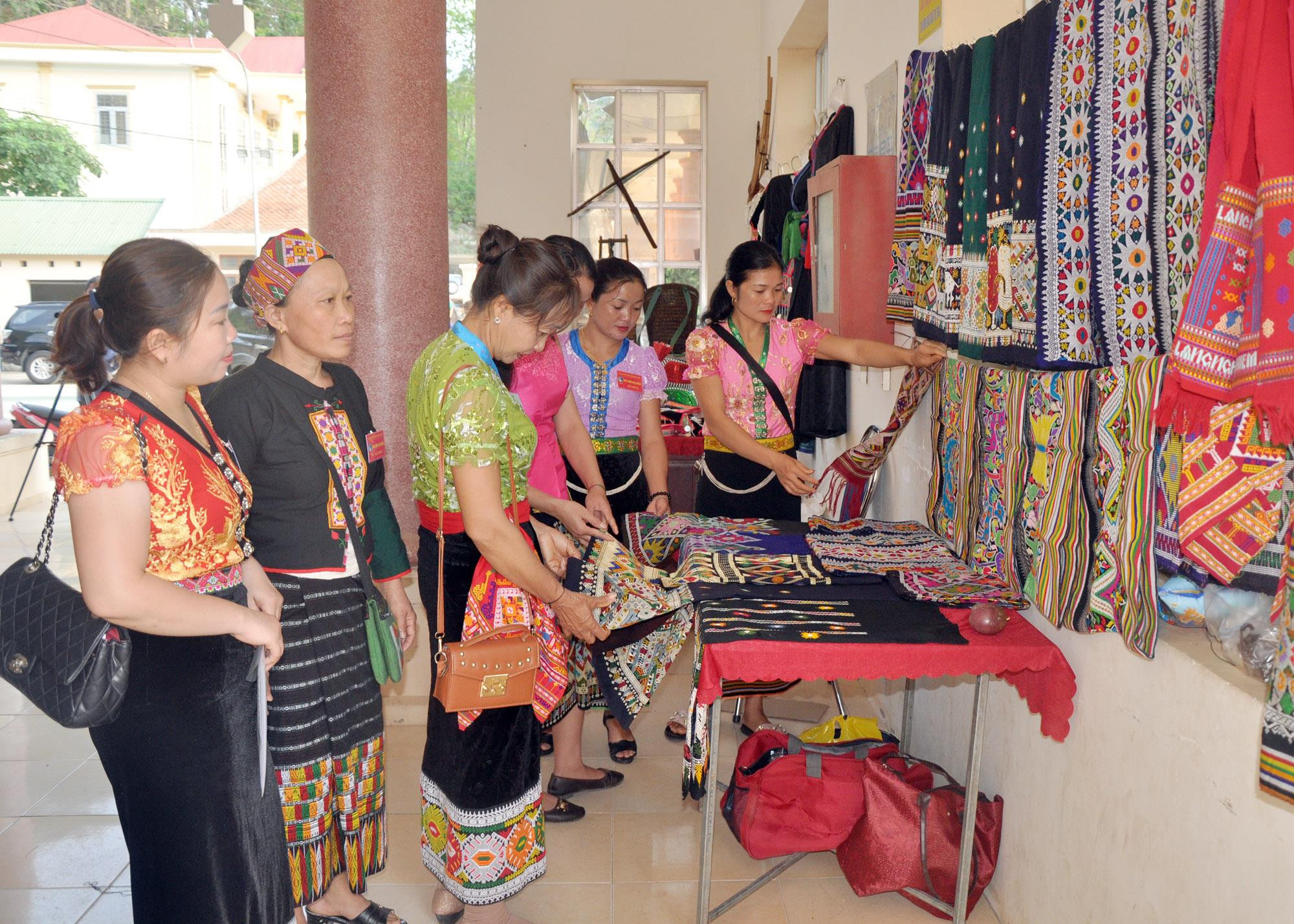 Bầ con dân tộc Thái huyện Kỳ Sơn trưng bày các mặt hàng thổ cẩm truyền thống. Ảnh: Công Kiên