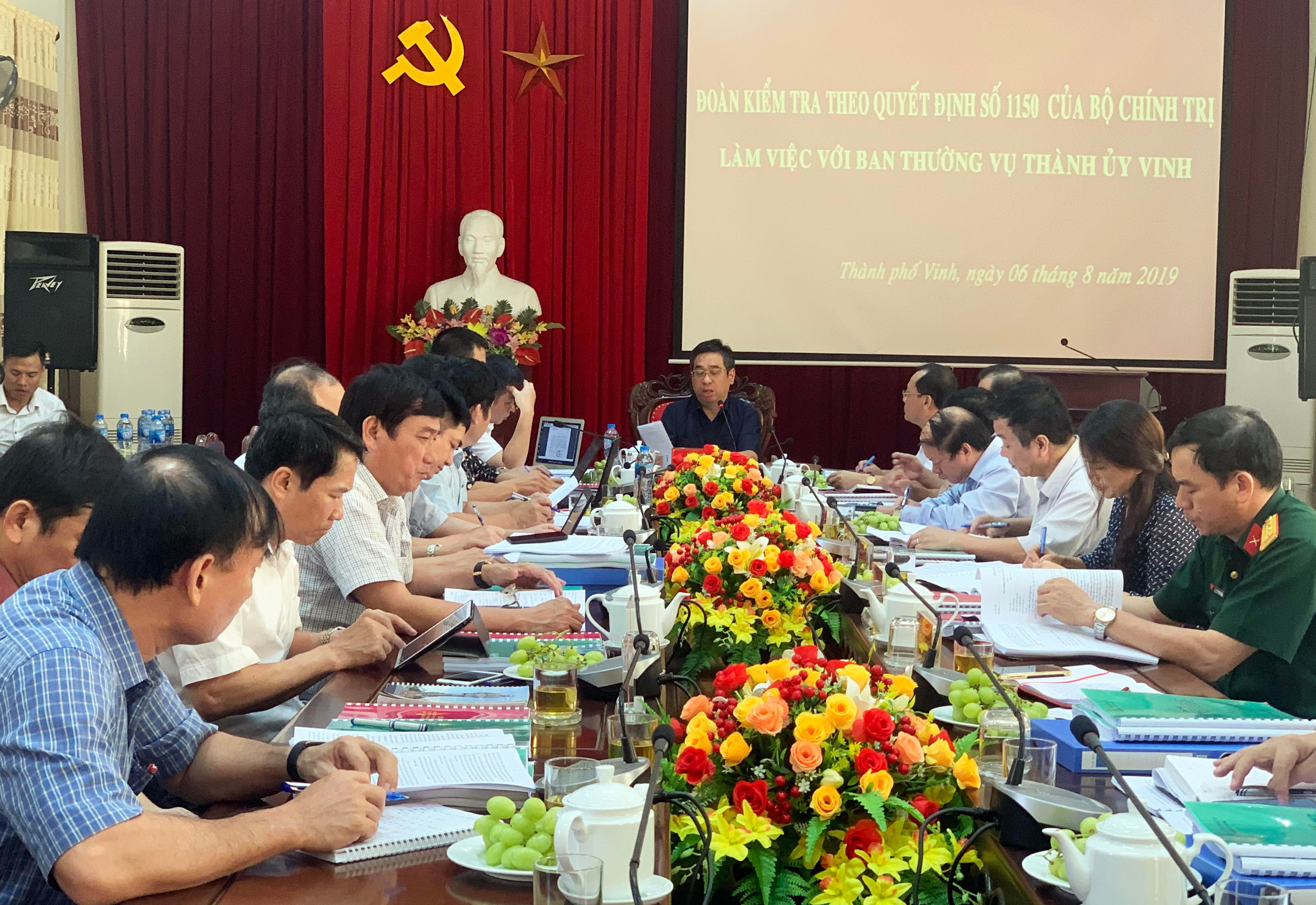 Đoàn kiểm tra làm việc tại Thành ủy Vinh. Ảnh: Võ Huyền