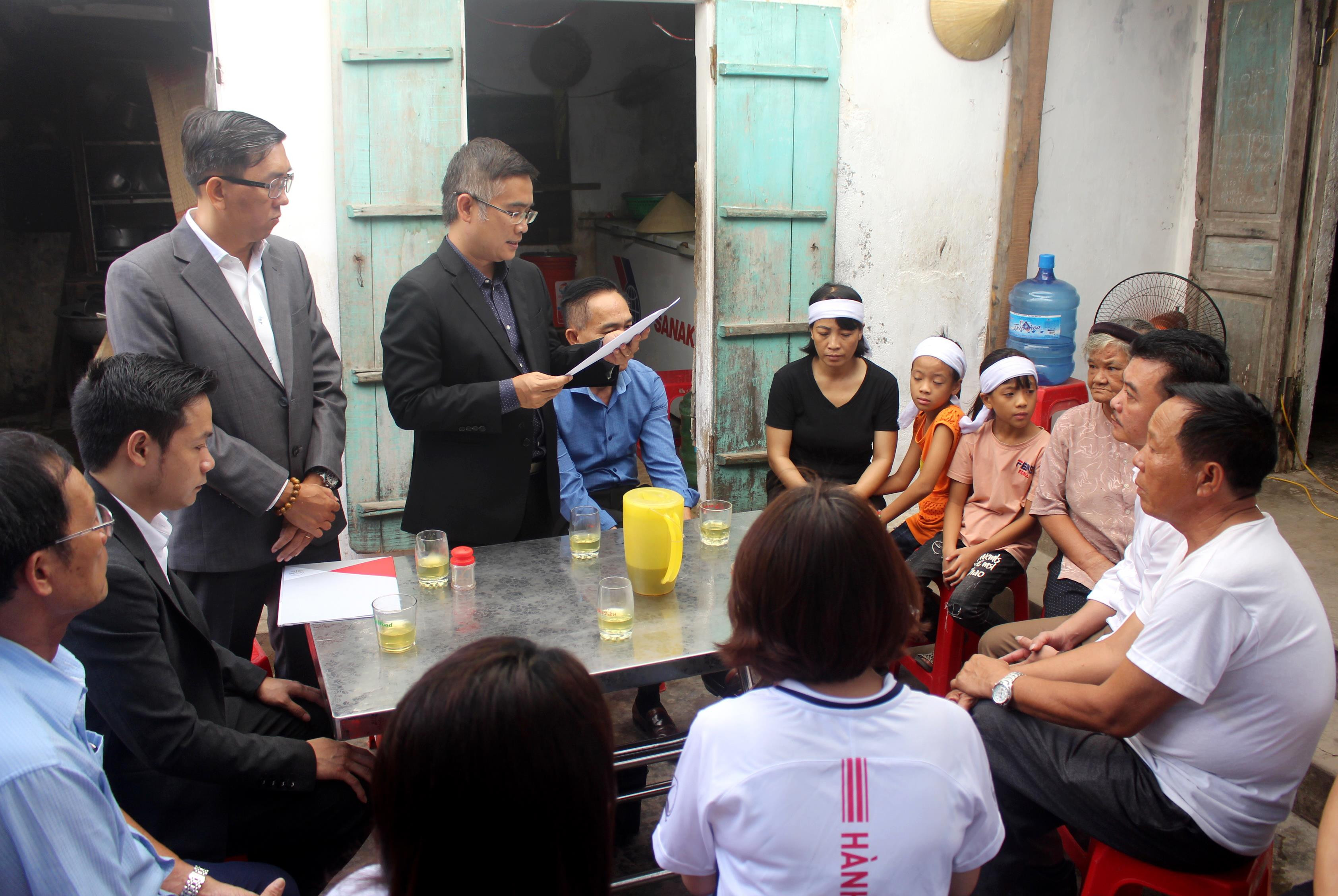 Ông Bùi Hoàng Minh, Phó Tổng Giám đốc Nghiệp vụ AIA Việt Nam hỏi thăm, động viên thân nhân các gia đình có thuyền viên gặp nạn. Ảnh: Việt Hùng