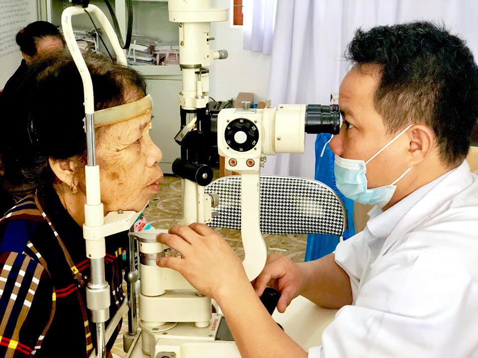 TRung tâm Y tế huyện Tân Kỳ khám mắt miễn phí cho các cụ người cao tuổi.