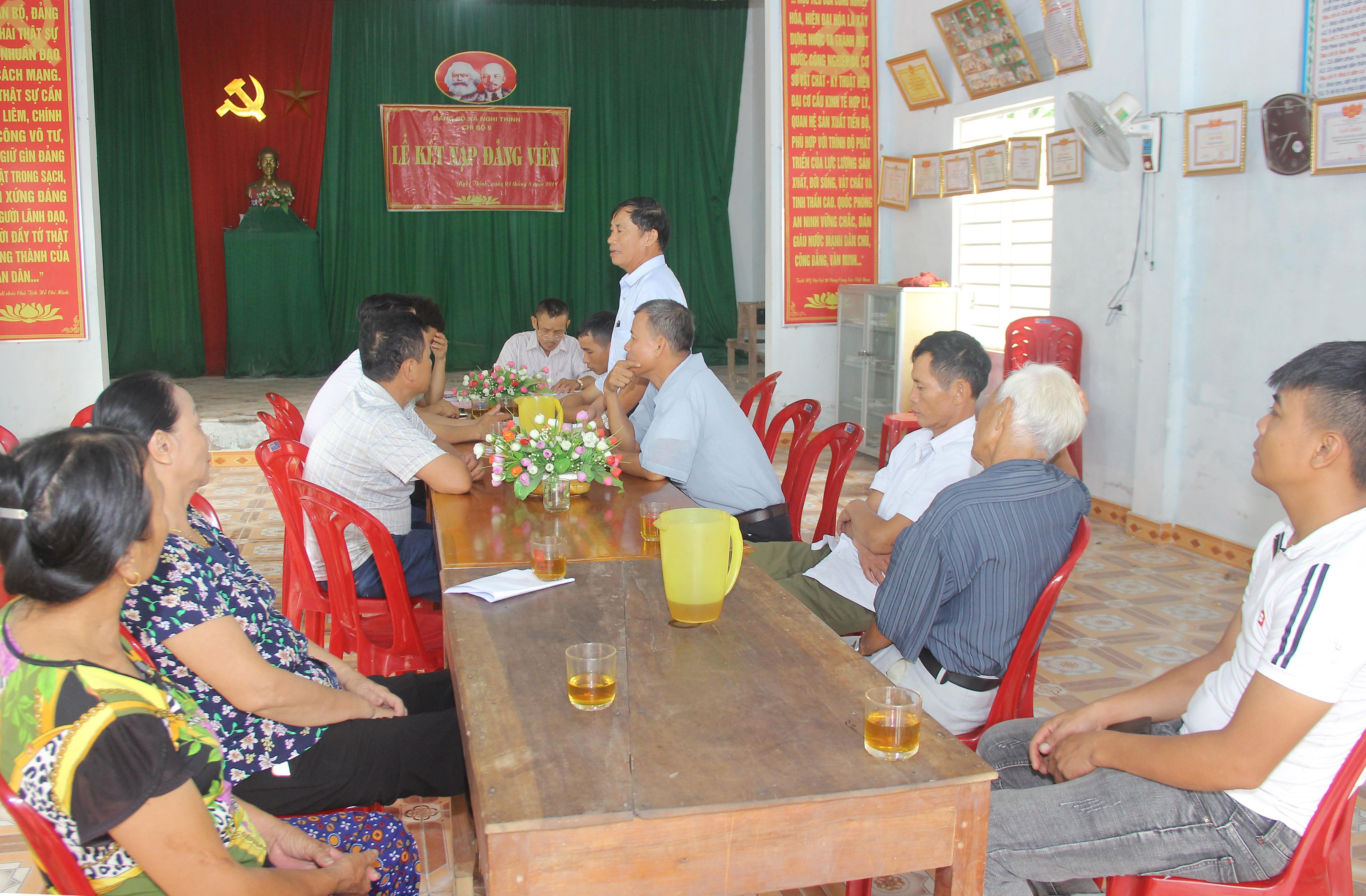 Một buổi sinh hoạt của Chi bộ xóm 5, Đảng bộ xã Nghi Thịnh (Nghi Lộc). Ảnh: Mai Hoa