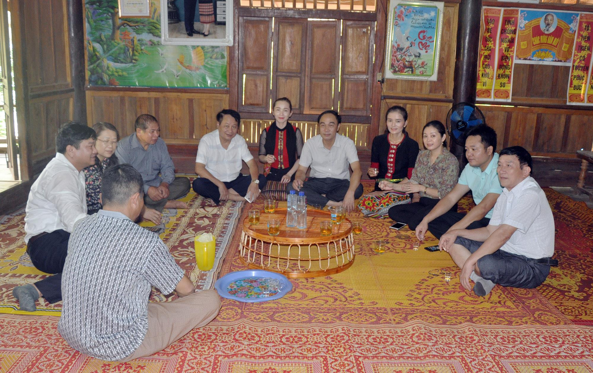 Đoàn công tác khảo sát mô hình du lịch cộng đồng tại bản Khe Rạn, xã Bồng Khê (Con Cuông). Ảnh: Công Kiên