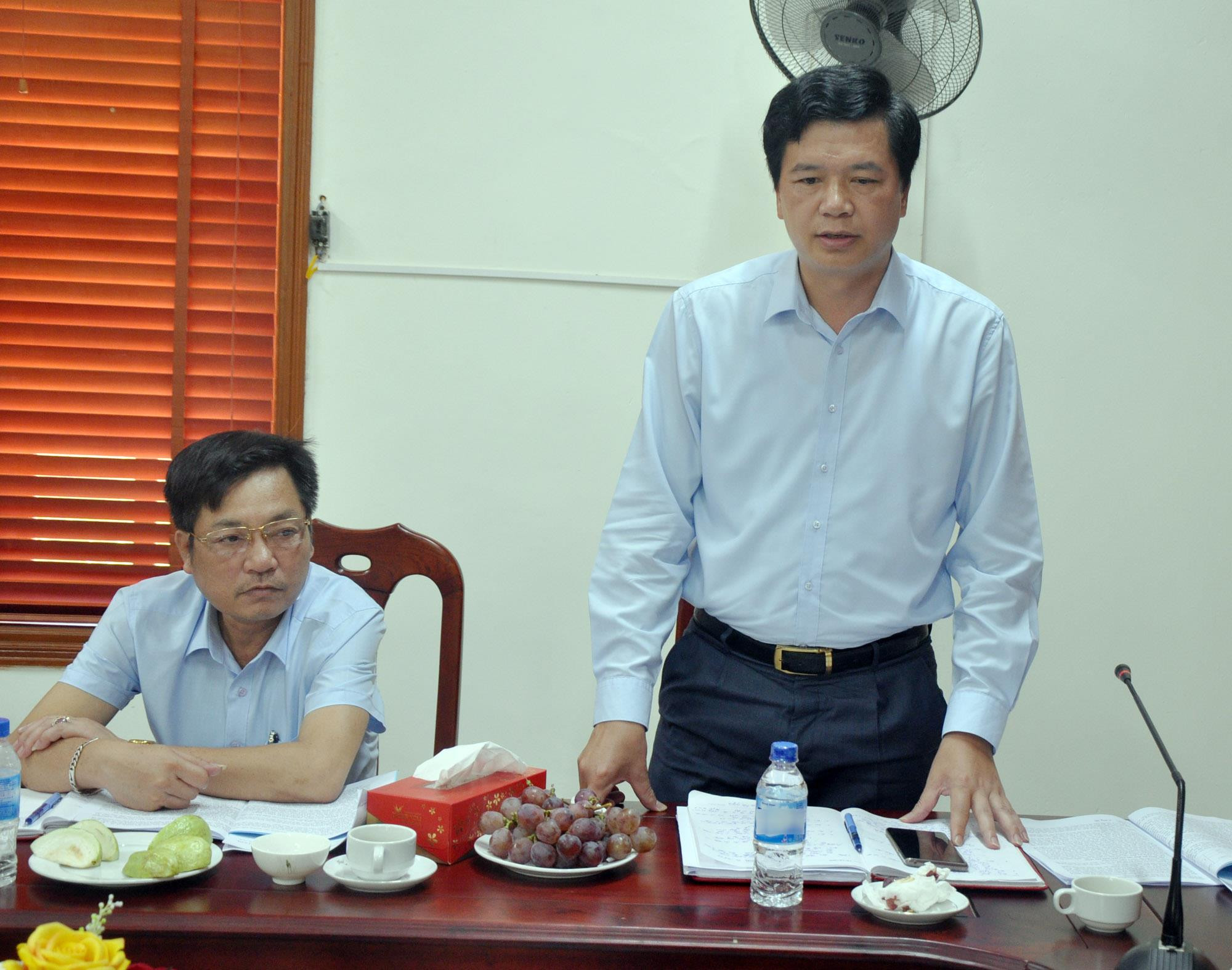 Đồng chí Nguyễn Đình Hùng - Bí thư Huyện ủy Con Cuông trao đổi về vấn đề xóa bỏ hủ tục lạc hậu của đồng bào dân tộc thiểu số. Ảnh: Công Kiên