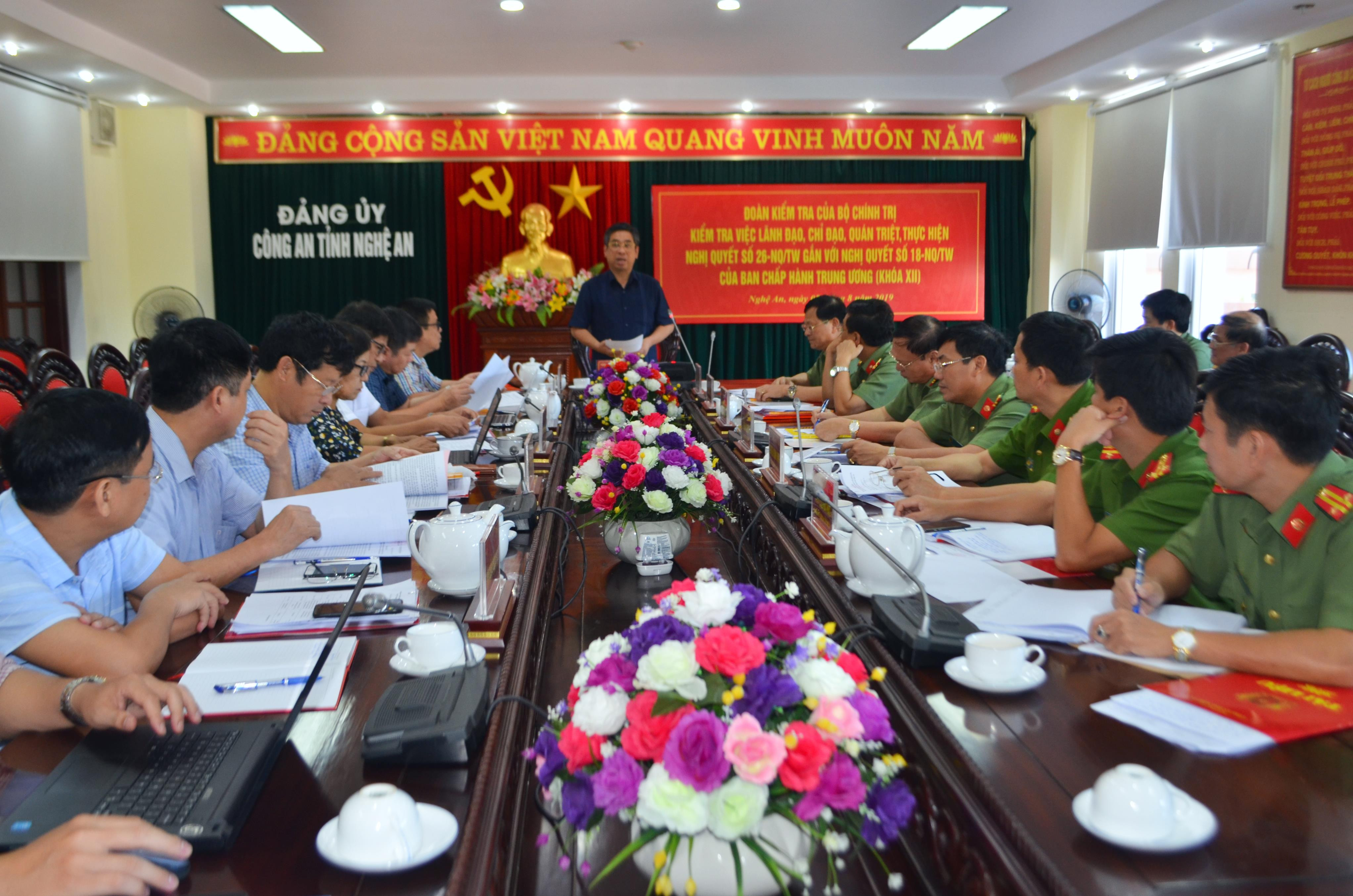 Đồng chí Nguyễn Phước Lộc đánh giá những kết quả mà Đảng bộ Công an tỉnh Nghệ An đạt được trong quá trình thực hiện Nghị quyết số 26 và Nghị quyết số 18. Ảnh: Đức Vũ 