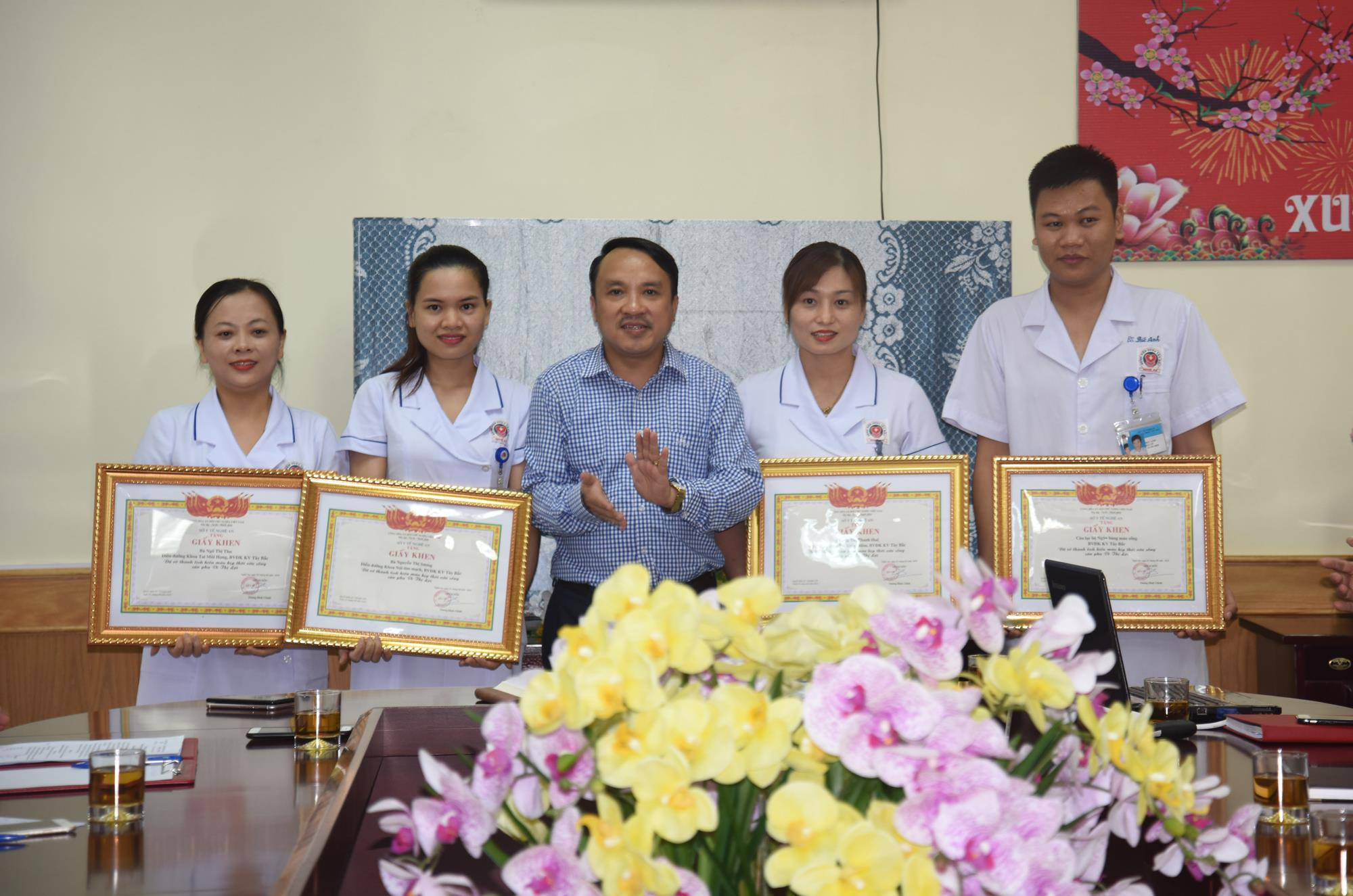 PGS. TS Dương Đình Chỉnh, Giám đốc Sở Y tế tặng giấy khen 4 tập thể, cá nhân hiến máu cứu bệnh nhân. Ảnh Thanh Hoa