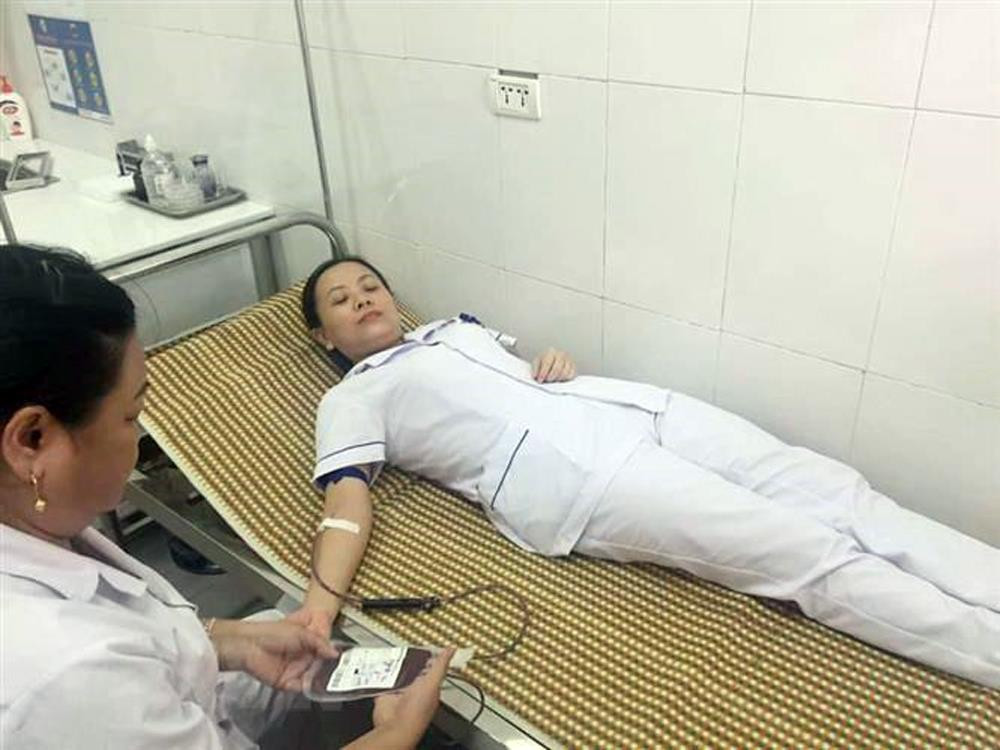 Điều dưỡng Bệnh viện Đa khoa khu vực Tây Bắc hiến máu cứu sản phụ V.T.L. Ảnh: Thanh Hoa