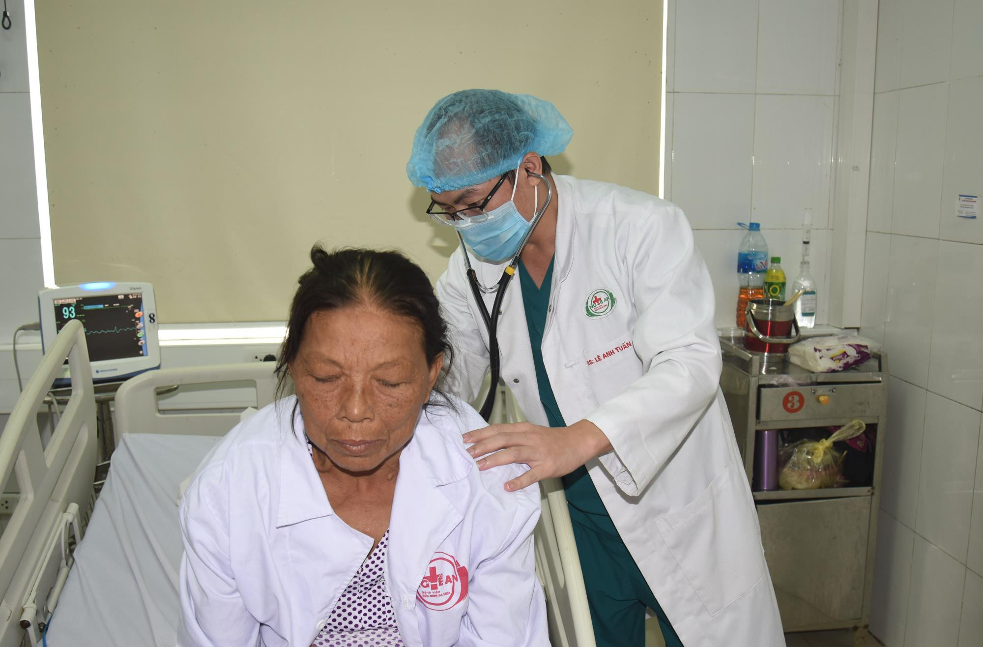 Sau quá trình điều trị, sức khỏe bệnh nhân Đặng Thị Trường đã ổn định, chuyển gửi sang lọc máu tại Biện viện Giao thông Vận tải Vinh. Ảnh: Thành Chung