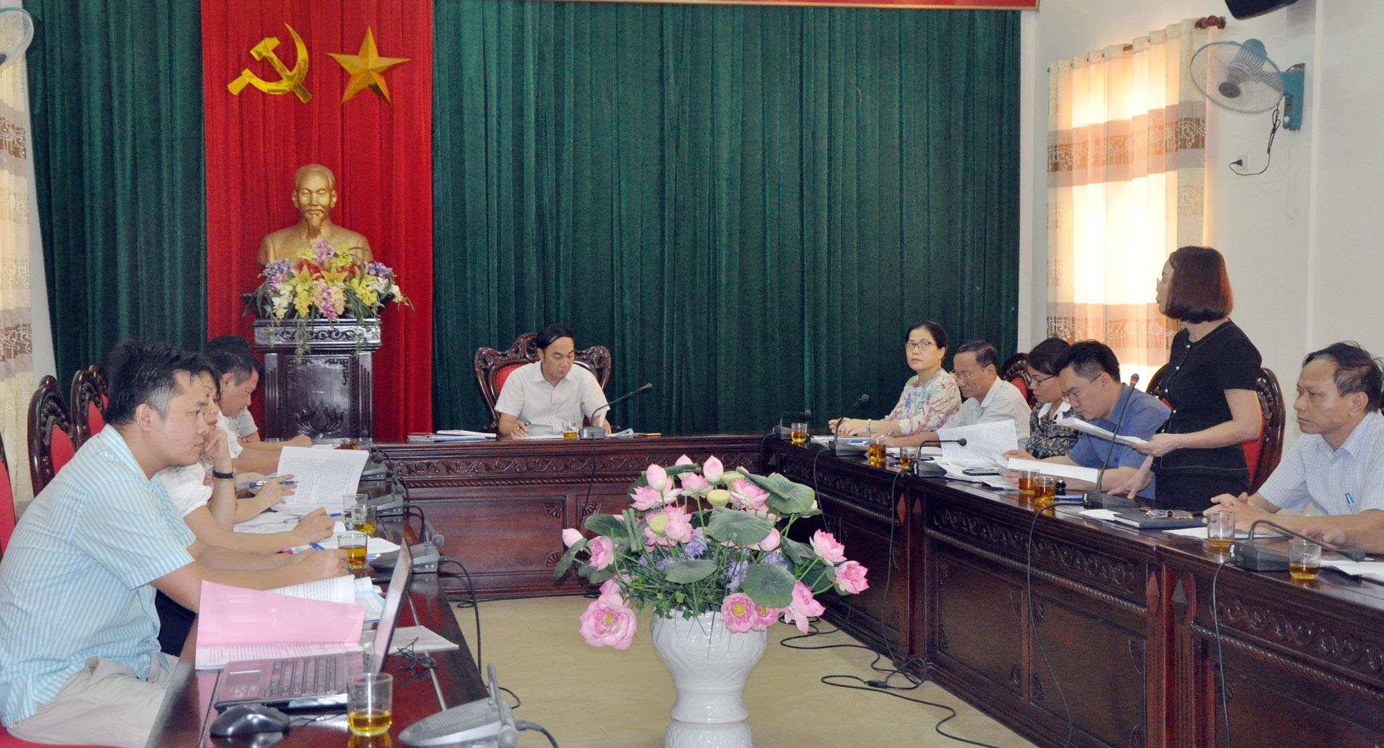 Đồng chí Trần Quốc Khánh - Phó trưởng Ban Tuyên giáo Tỉnh ủy chủ trì buổi làm việc. Tham dự có các thành viên đoàn kiểm tra; BTV Huyện ủy Con Cuông và đại diện các phòng ban của 
