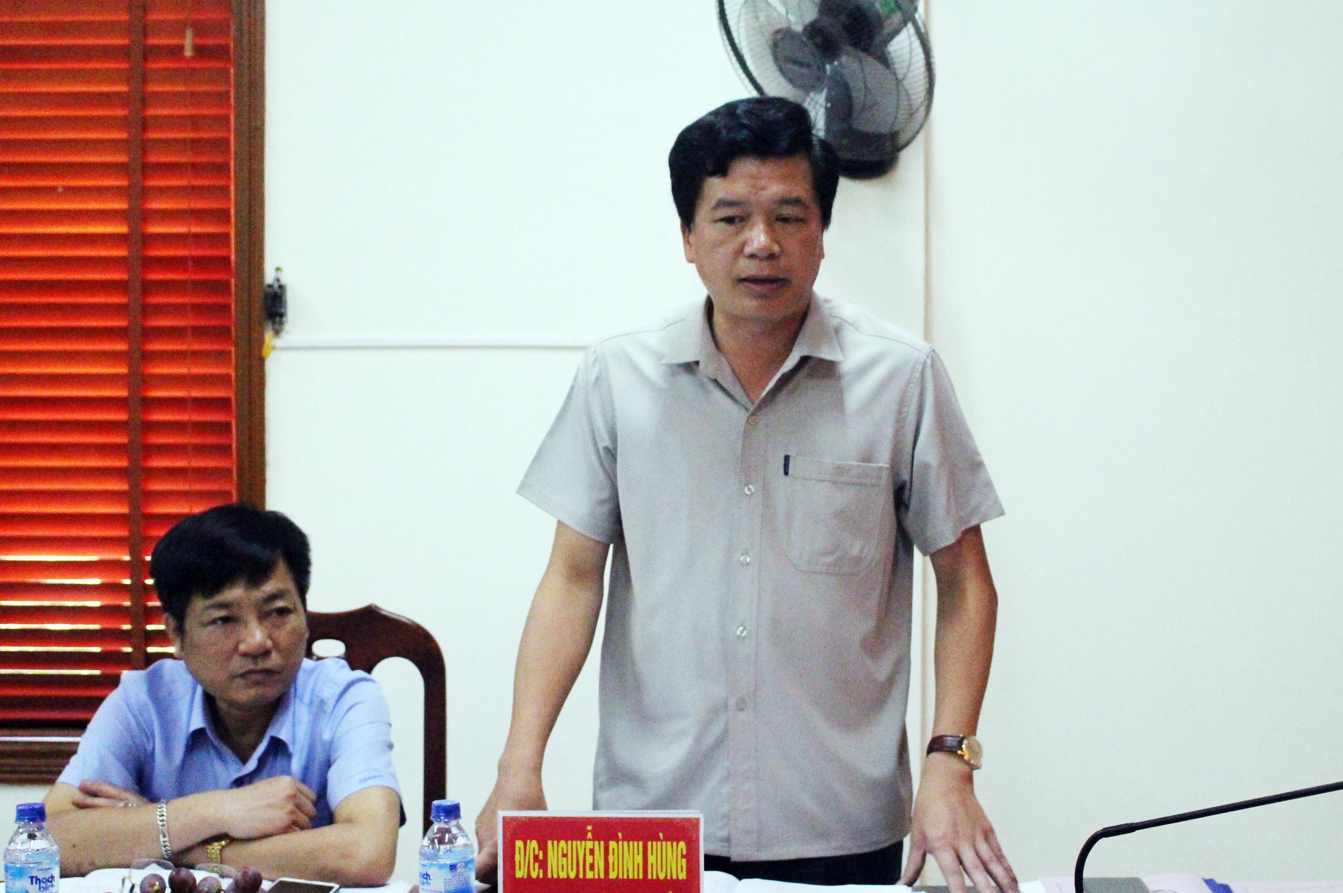 Đồng chí Nguyễn Đình Hùng - Bí thư huyện ủy Con Cuông báo cáo kết quả thực hiện Nghị quyết 26 gắn với nghị quyết 18 của huyện trong thời gian qua. Ảnh: Minh Hạnh 