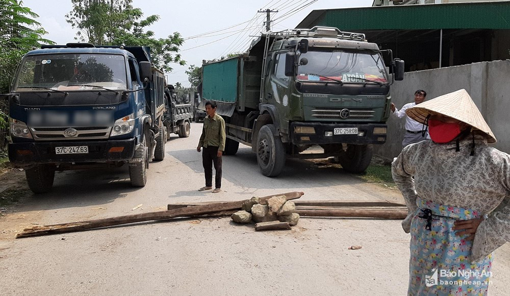 Người dân Hưng Tây, Hưng Nguyên ngăn ô tô lưu thông trên đường 542E vì cho rằng đây là nguyên nhân gây ô nhiễm môi trường. Ảnh: Thành Cường