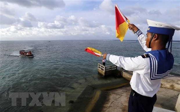 Hướng dẫn cho tàu thuyền vào đảo Đá Đông, Trường Sa, Khánh Hòa. Ảnh: Trần Việt/TTXVN